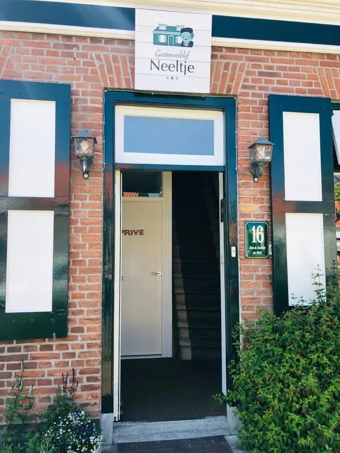 Facade/entrance in Gastenverblijf Neeltje