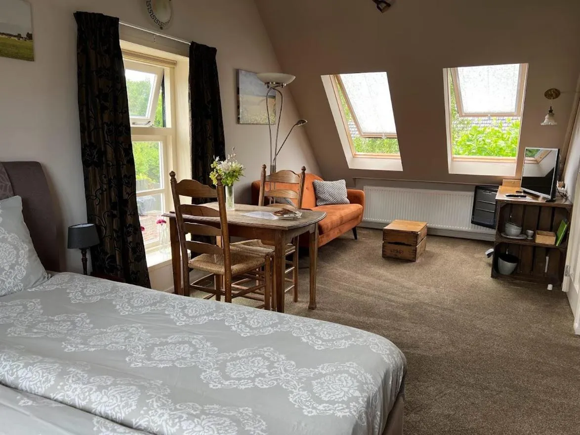 Bed in Gastenverblijf Neeltje