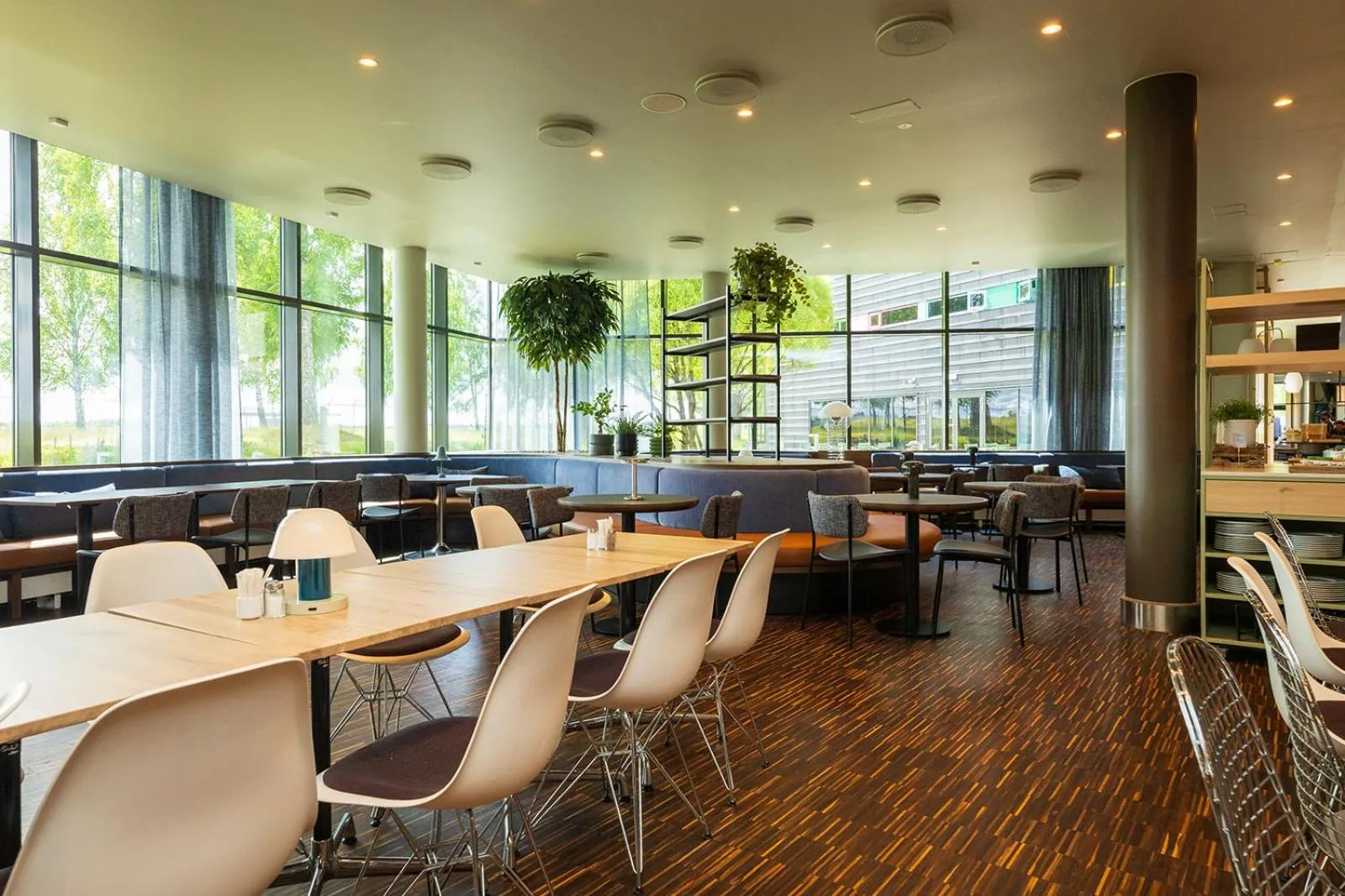 Restaurant/places to eat in Comfort Hotel RunWay