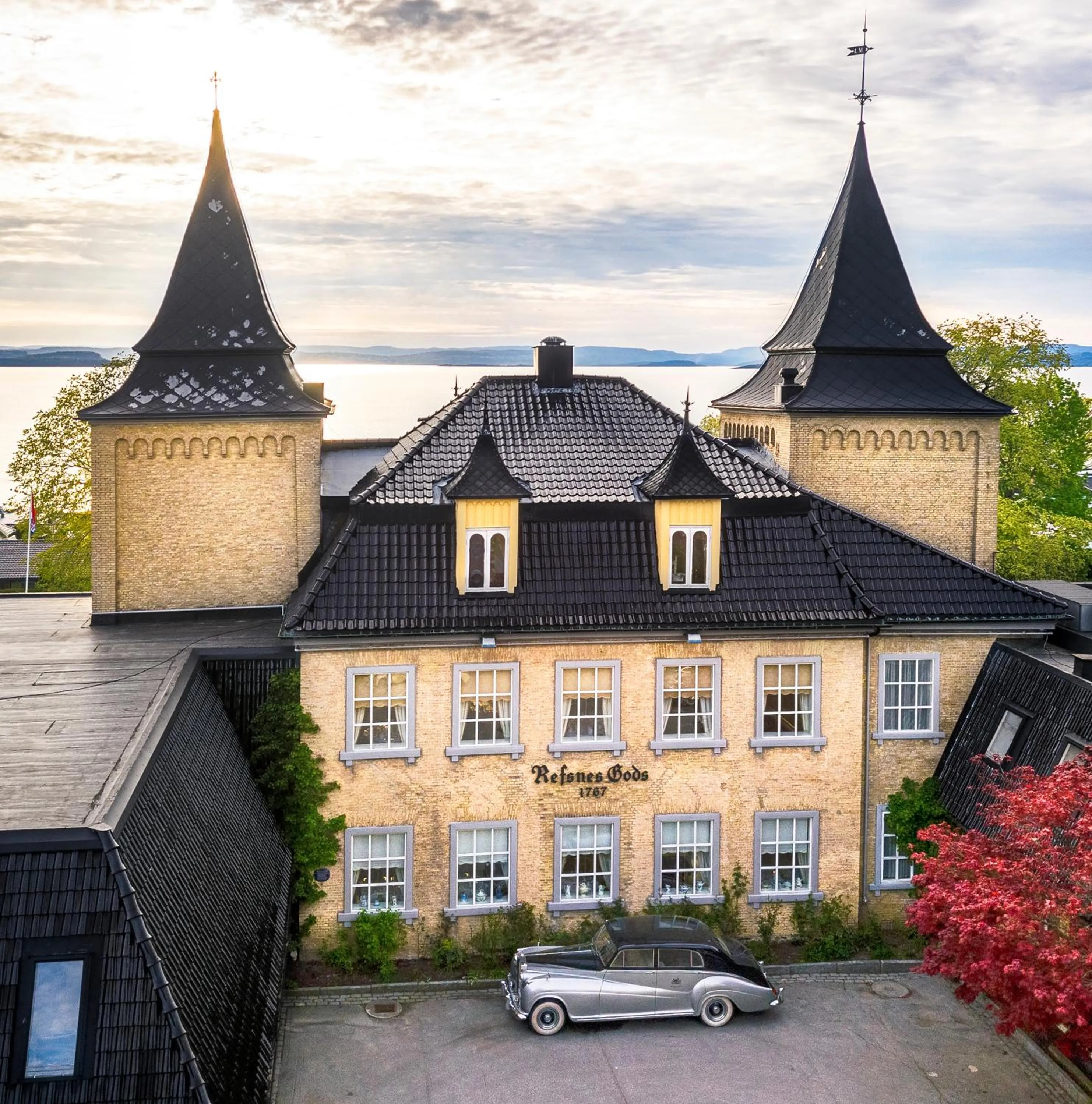 Facade/entrance in Hotel Refsnes Gods - by Classic Norway Hotels