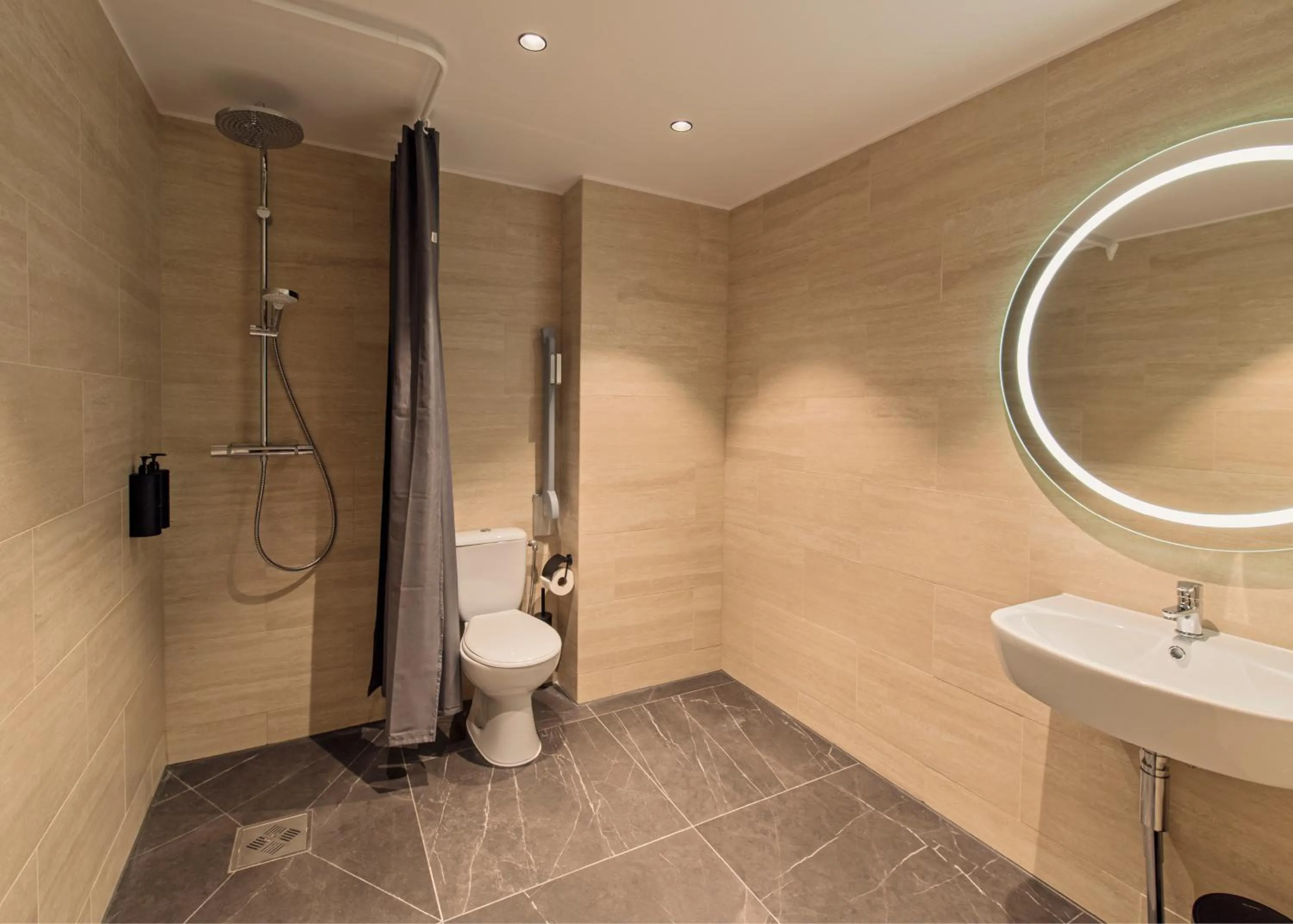 Toilet in Funken Lodge