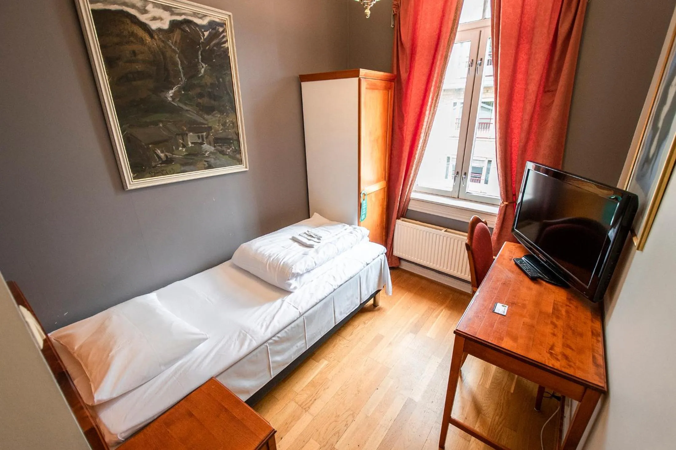 Shower, Bed in Grand Hotel Hønefoss