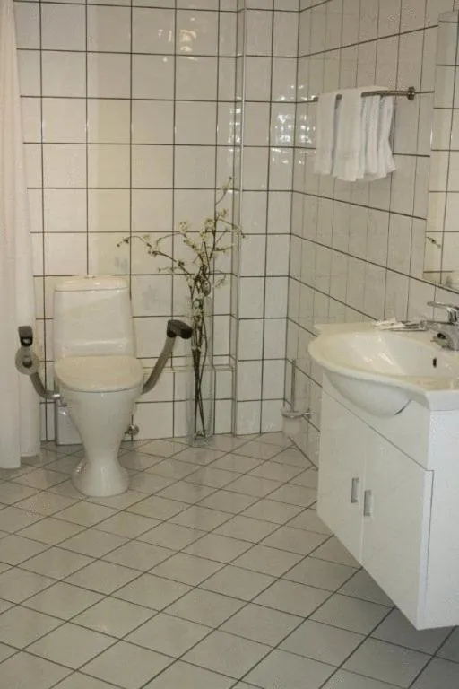 Bathroom in Sunde Fjord Hotel, free and easy parking