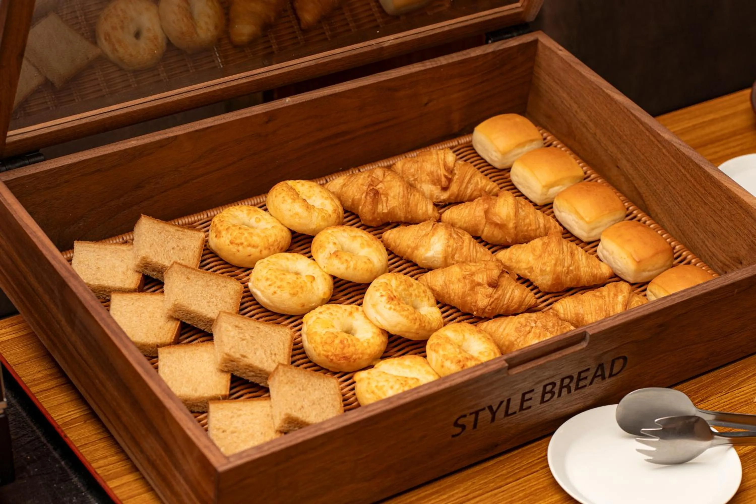 Restaurant/places to eat in the b hakata