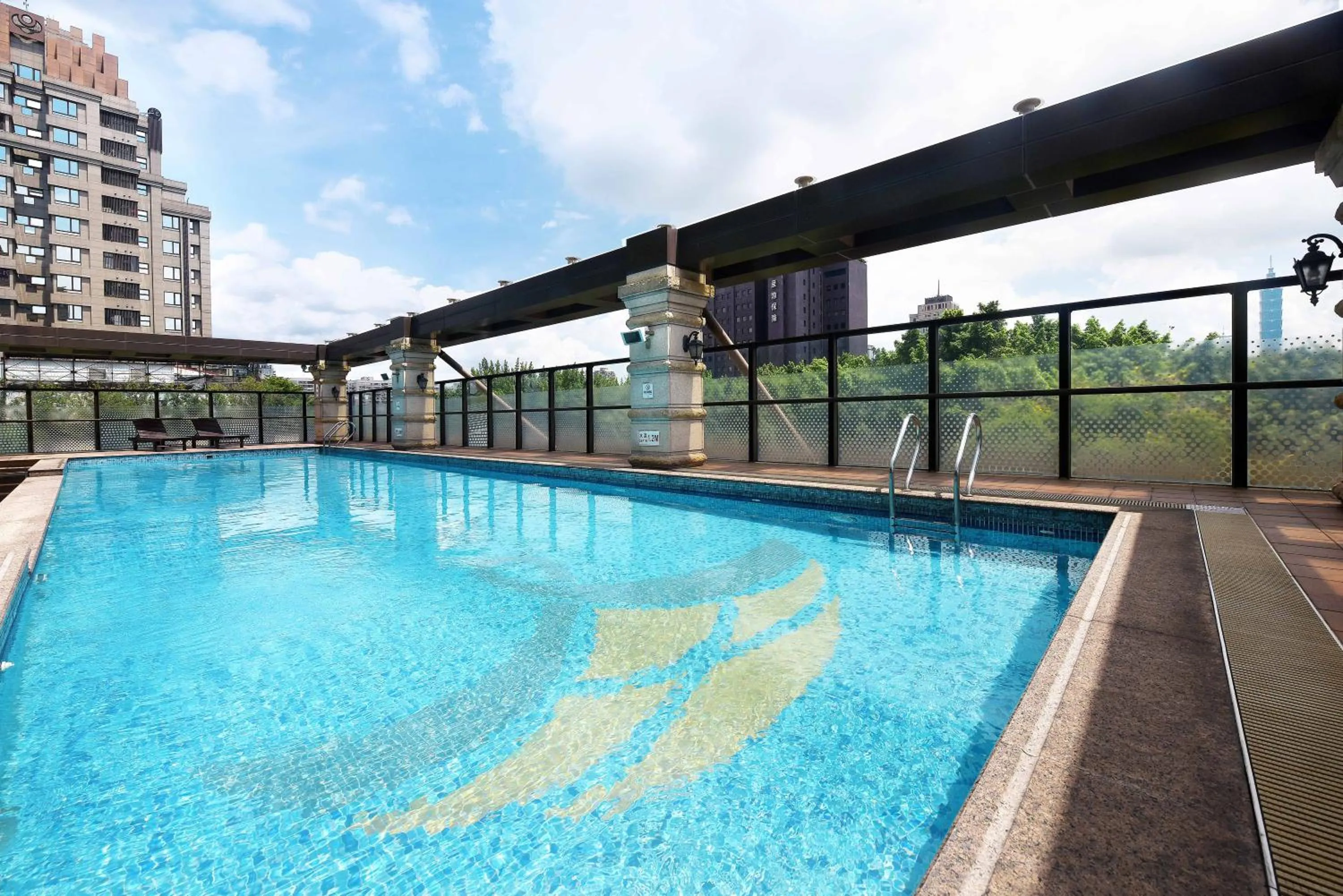 Swimming pool in Fullon Hotel Taipei, Central