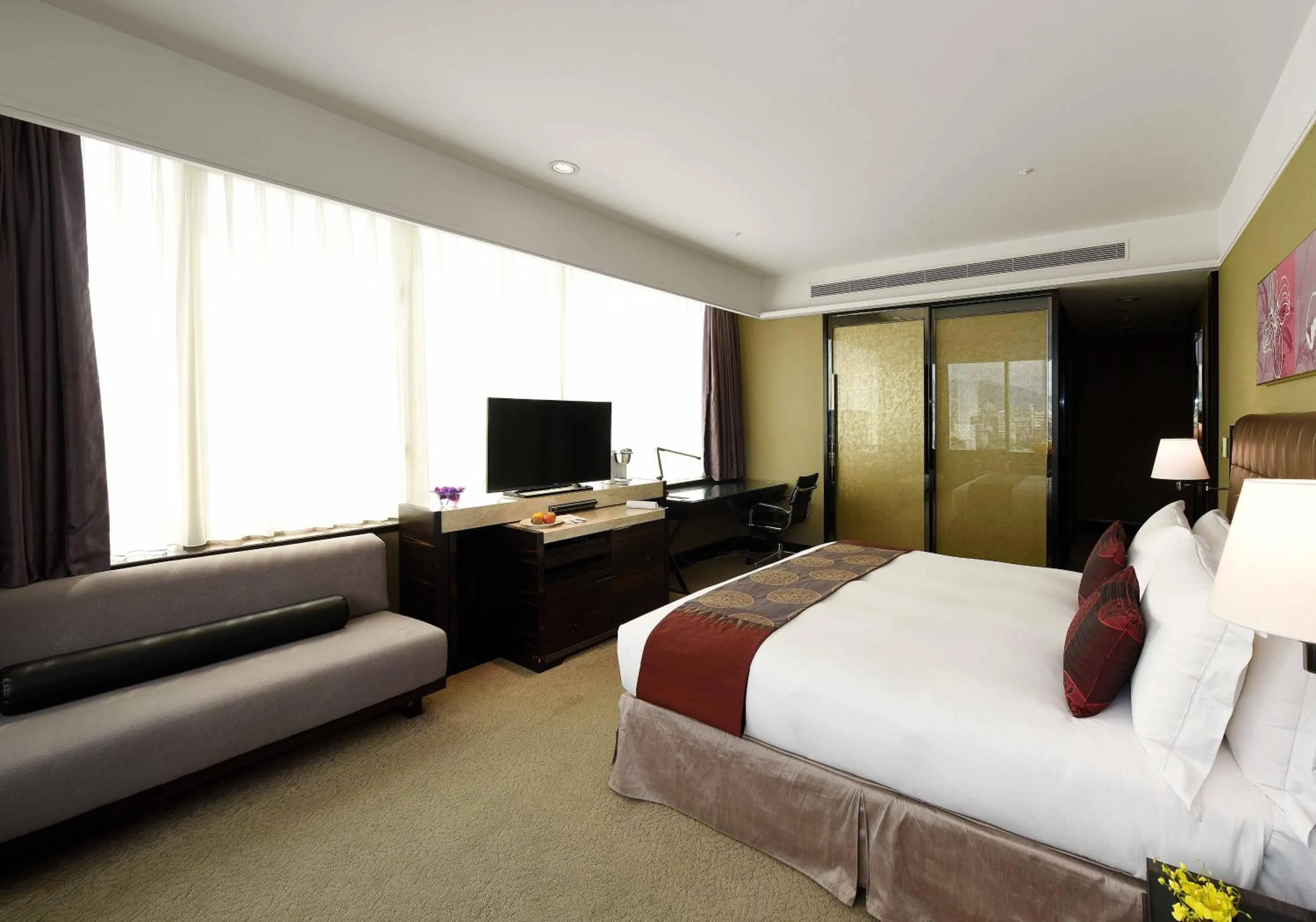 Photo of the whole room, Bed in Fullon Hotel Taipei, Central