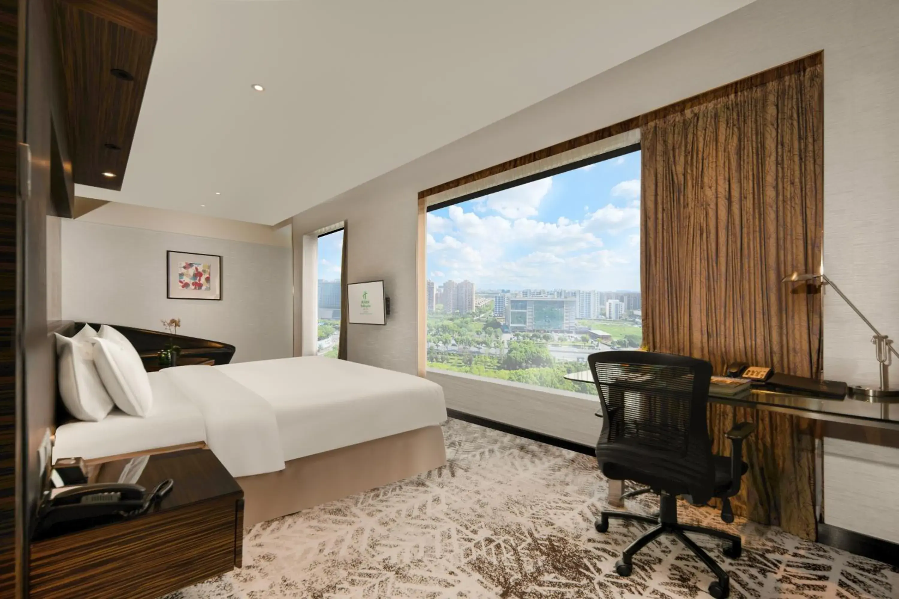 Bedroom, Bed in Holiday Inn Shanghai Hongqiao West by IHG Bedroom, Bed in Holiday Inn Shanghai Hongqiao West by IHG