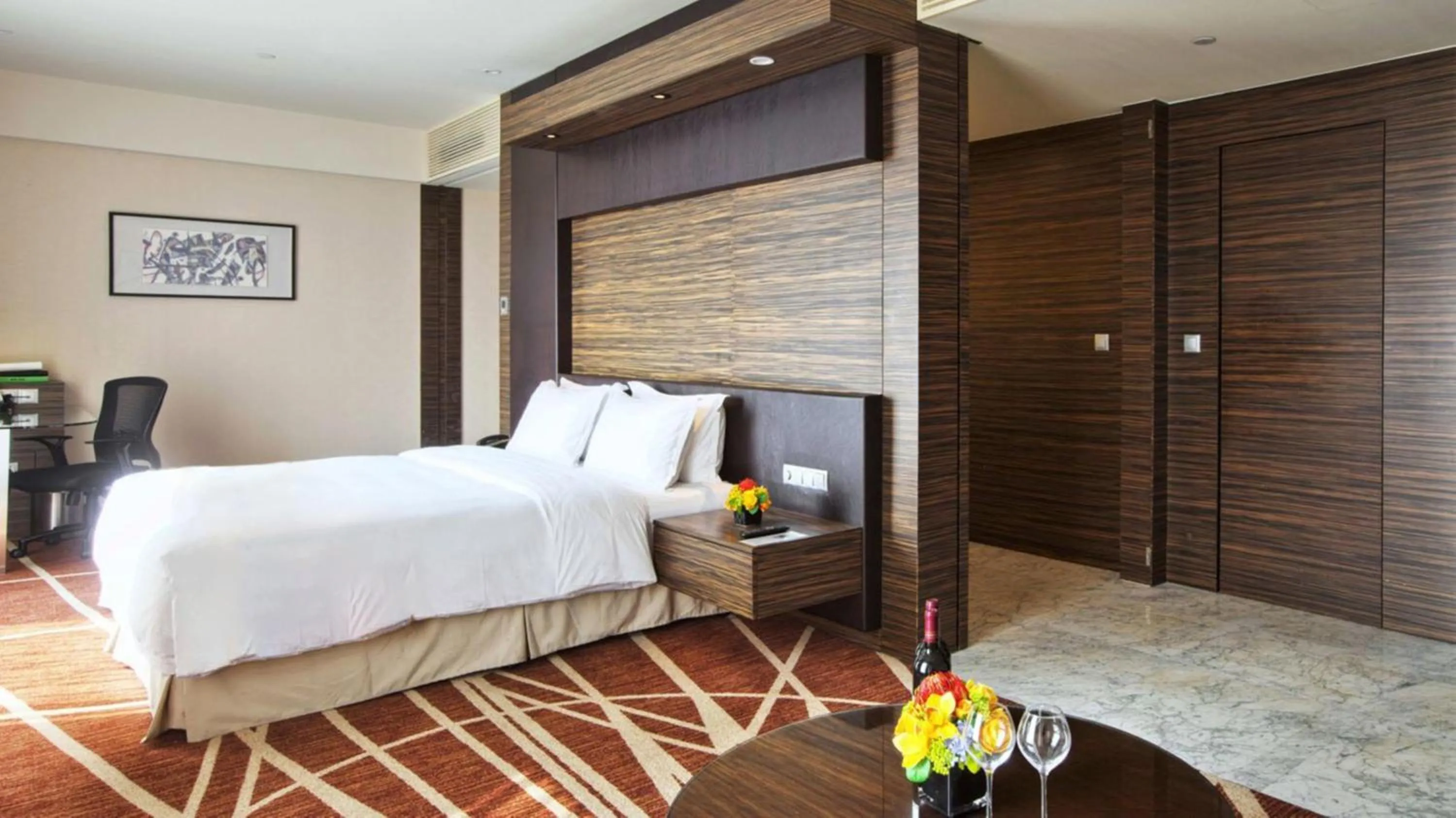 Photo of the whole room, Bed in Holiday Inn Shanghai Hongqiao West by IHG