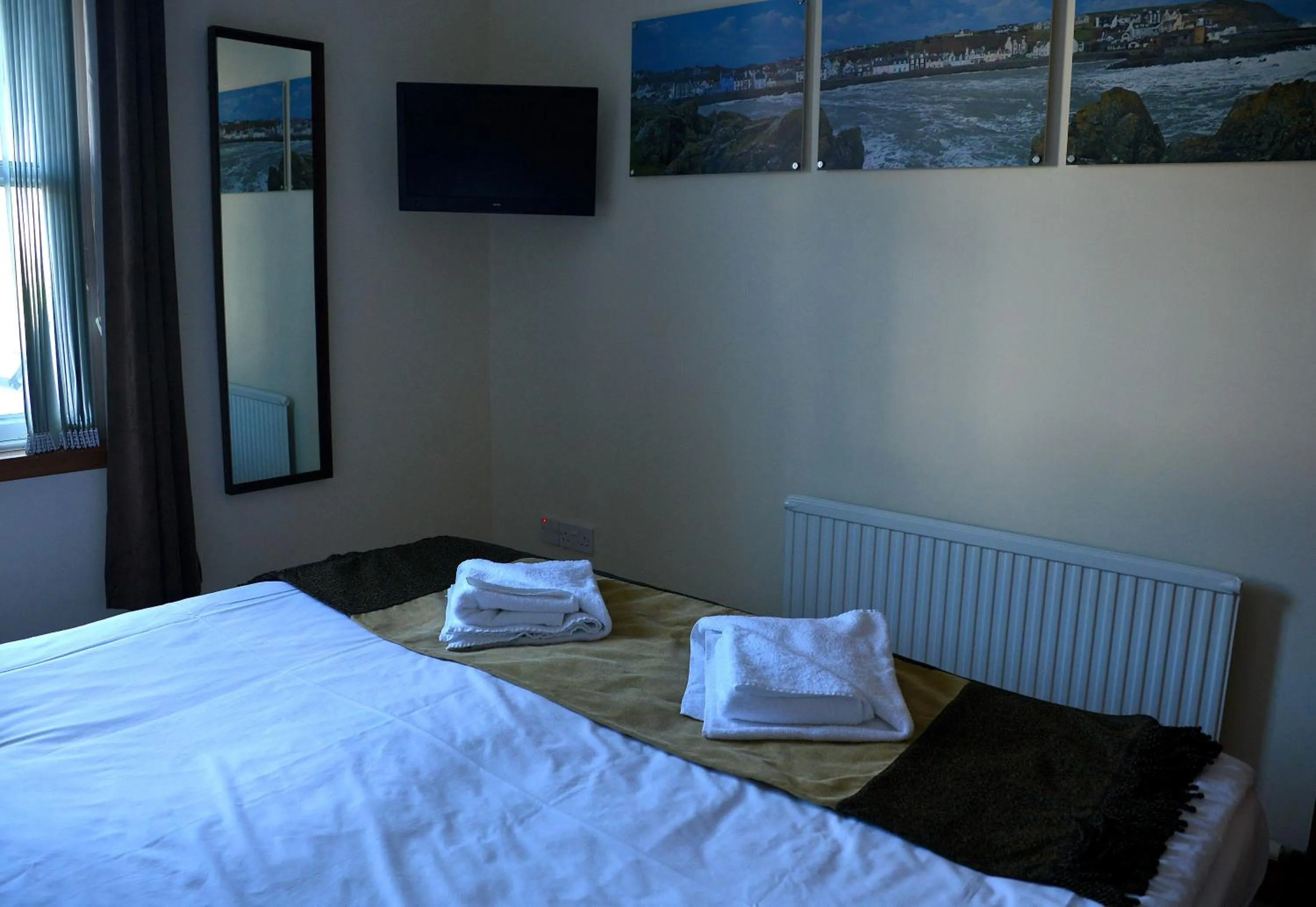 Bedroom, Bed in Crown hotel