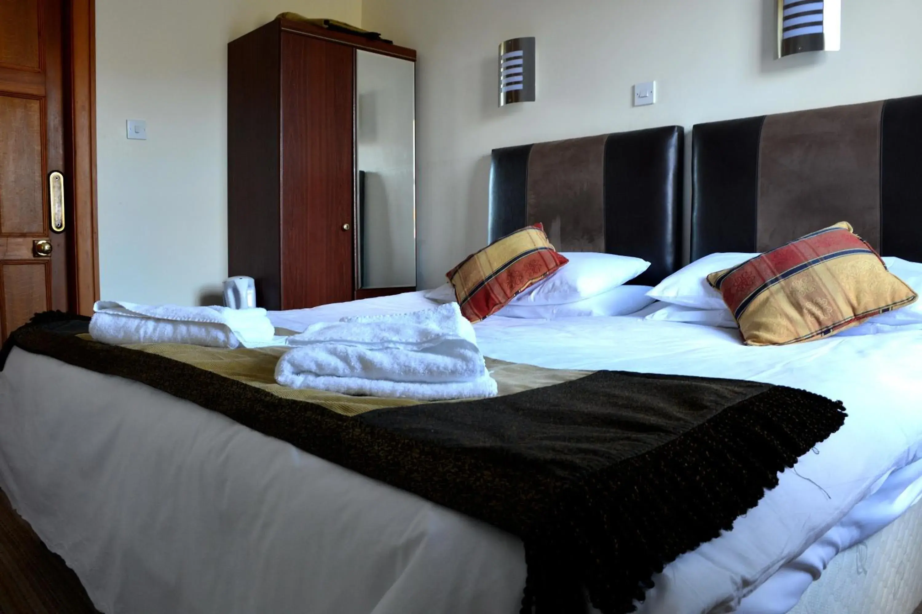 Bedroom, Bed in Crown hotel Bedroom, Bed in Crown hotel