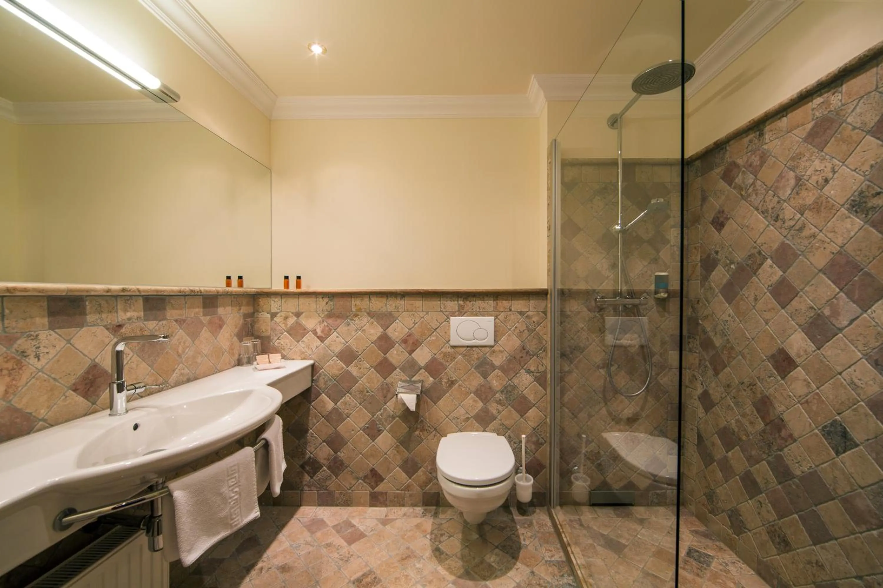 Bathroom in Hotel Jenbacherhof B&B