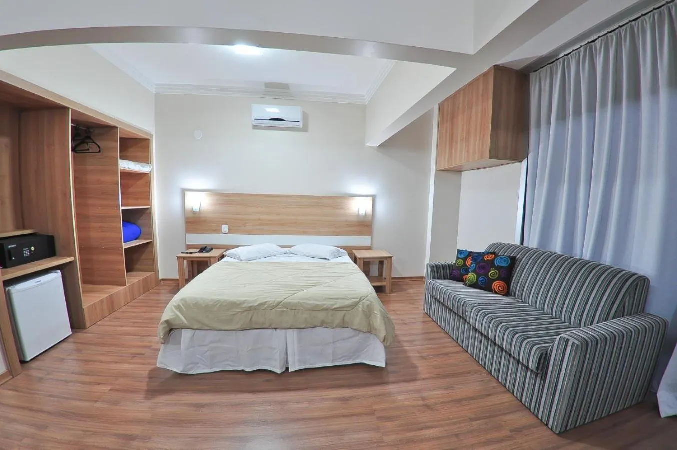 Bedroom, Bed in Turis Hotel