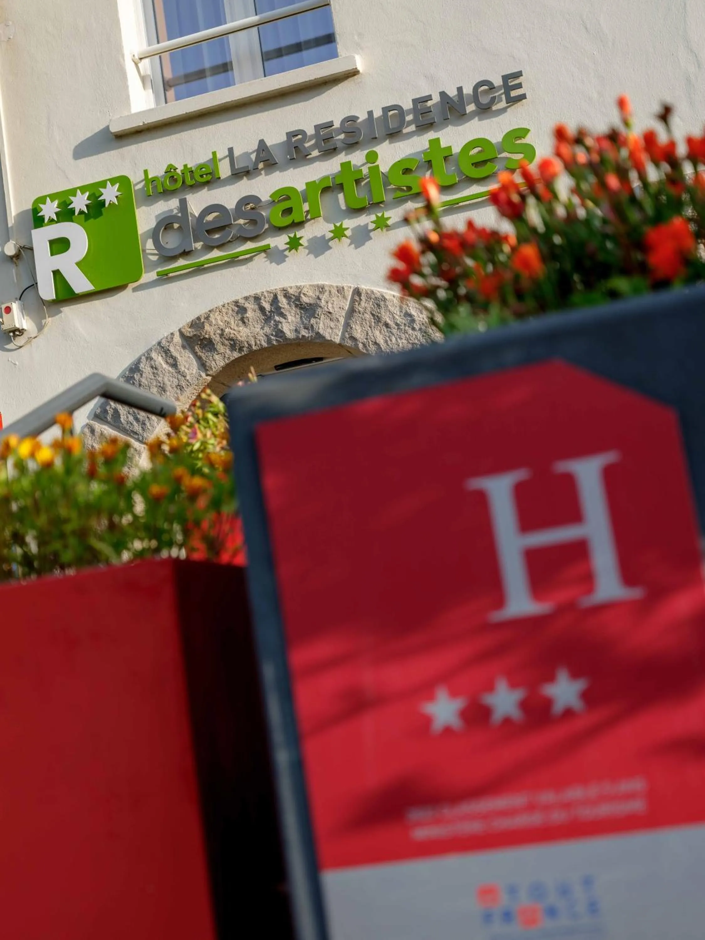 Property building in Hôtel La Résidence des Artistes