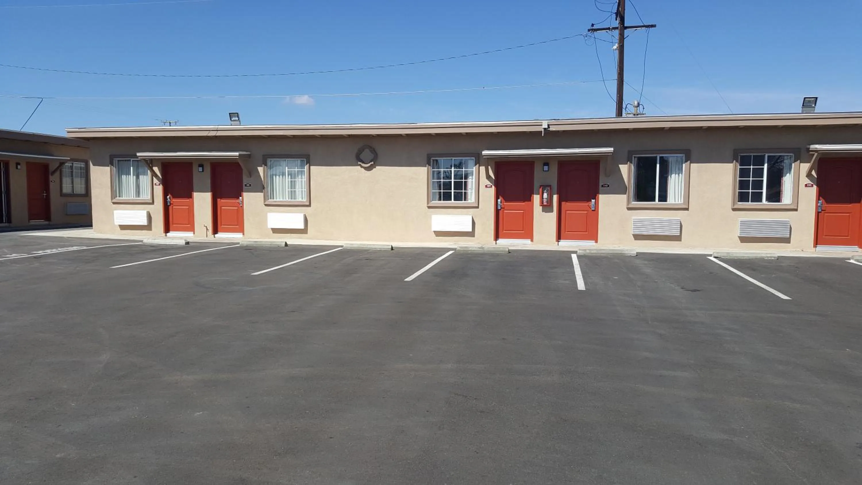 Property building in Motel 6 Maple/Main