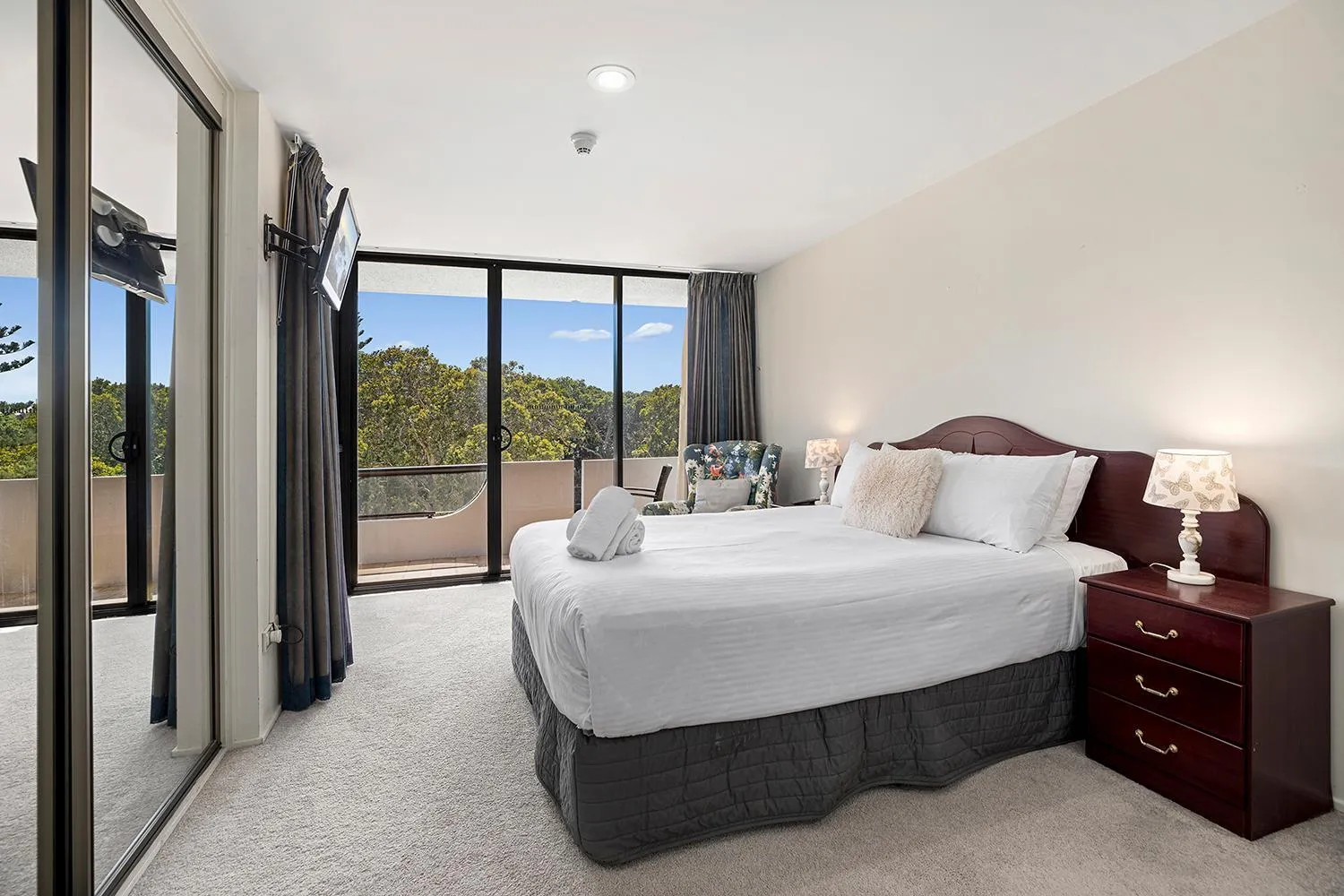 Bedroom, Bed in Pacific Towers Beach Resort