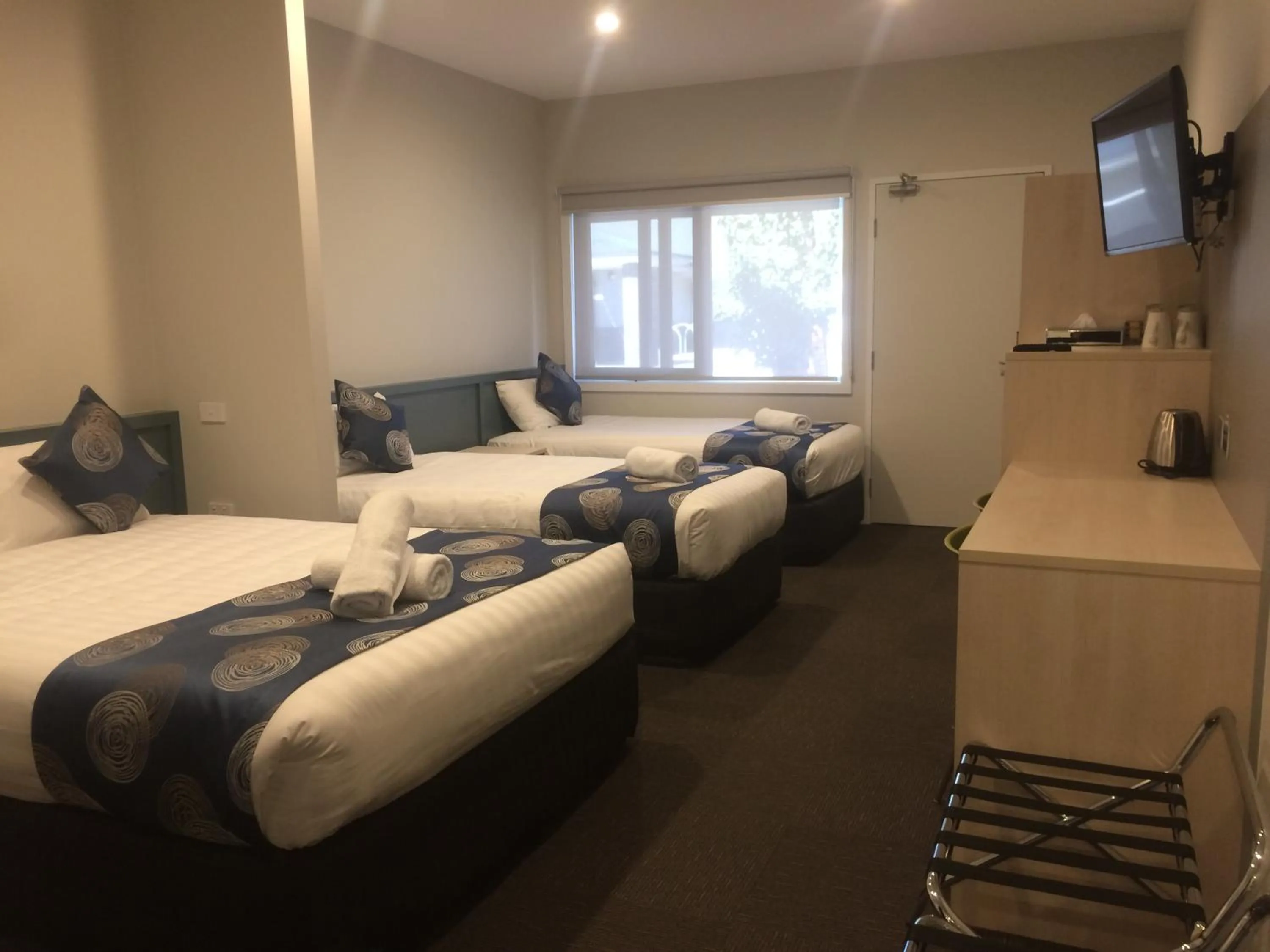 Photo of the whole room, Bed in Leumeah Lodge