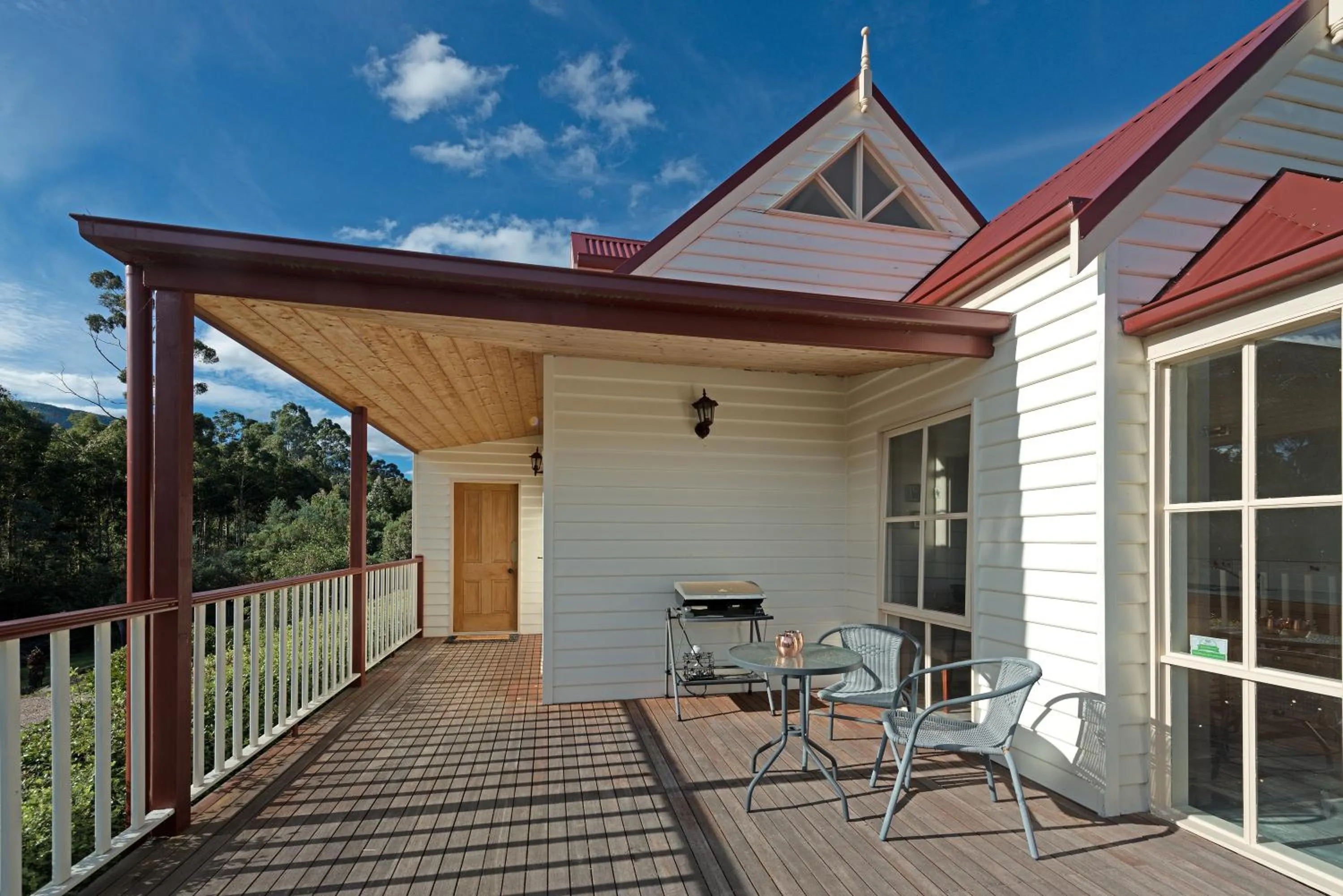 CRABTREE RIVERFRONT COTTAGES 2 cottages EMILY & ELIZA COTTAGES Beautiful riverfront peaceful location RELAX & ENJOY