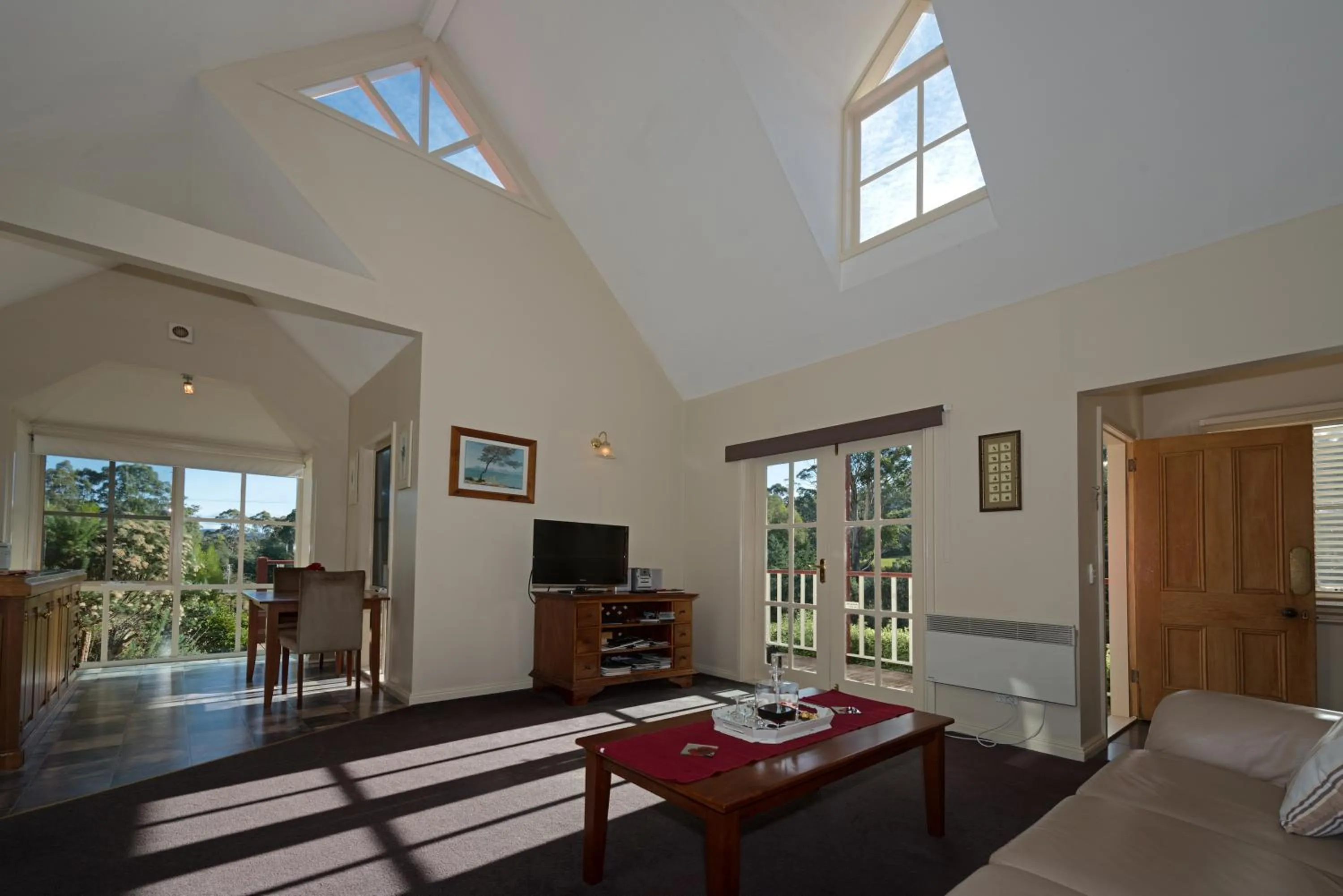 CRABTREE RIVERFRONT COTTAGES 2 cottages EMILY & ELIZA COTTAGES Beautiful riverfront peaceful location RELAX & ENJOY