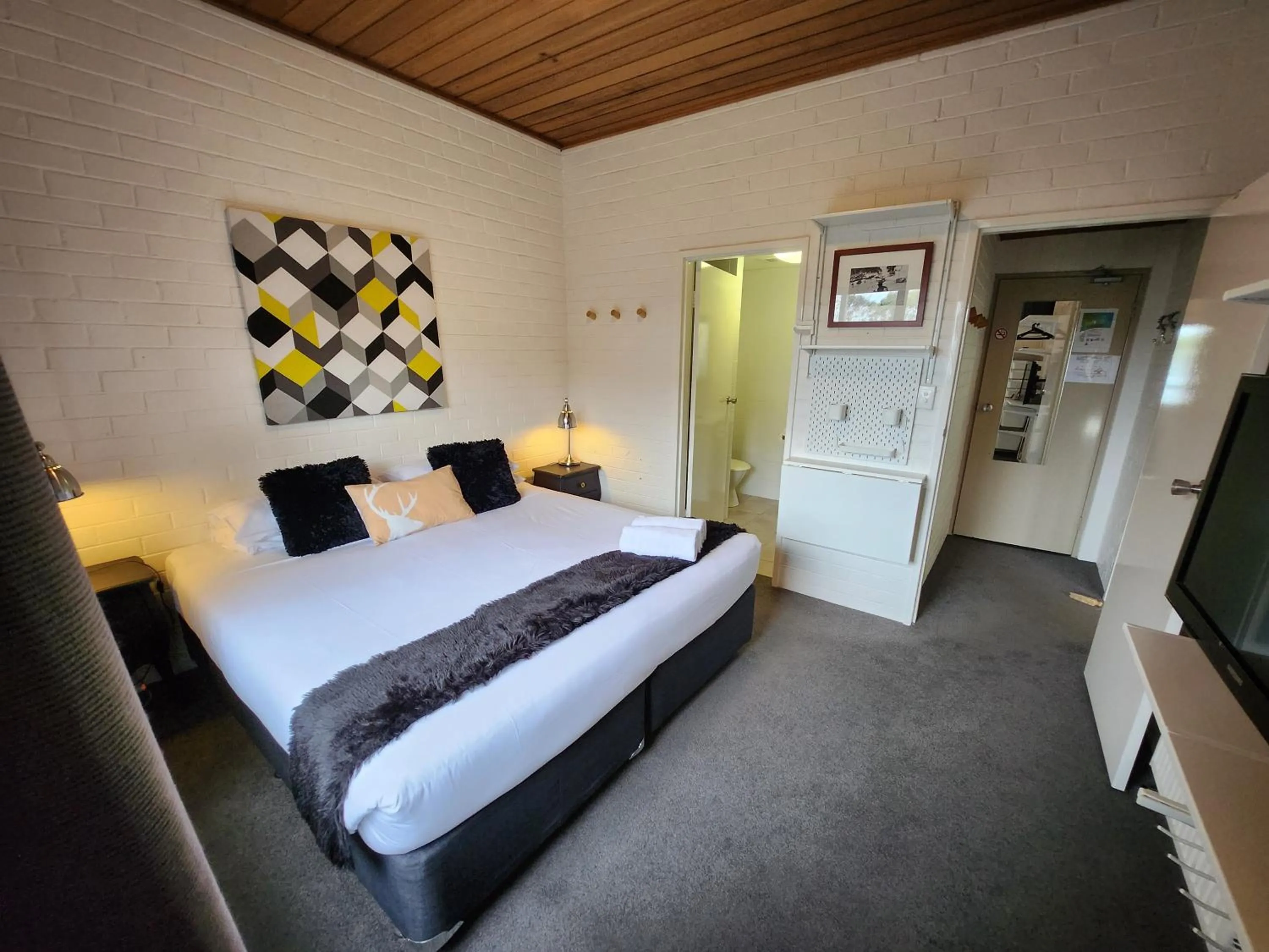 Bed in Cedarwood Apartments