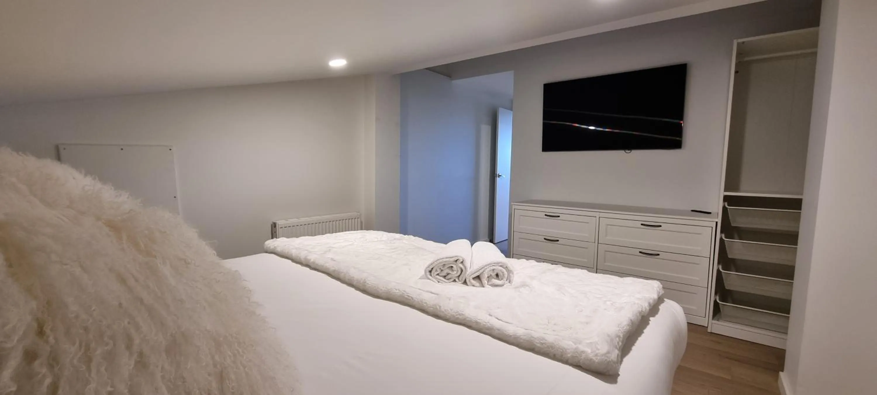 Bed in Cedarwood Apartments