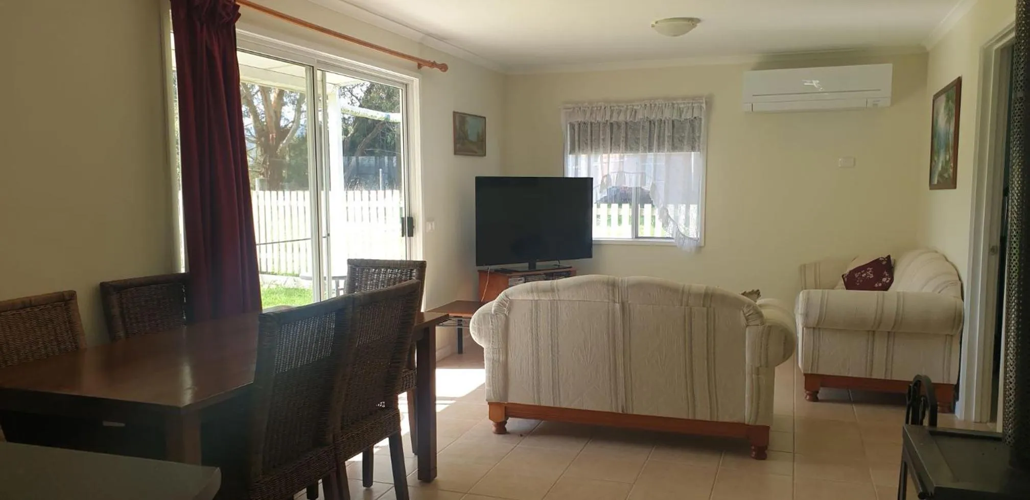 Living room, Bed in Dixiglen Farm