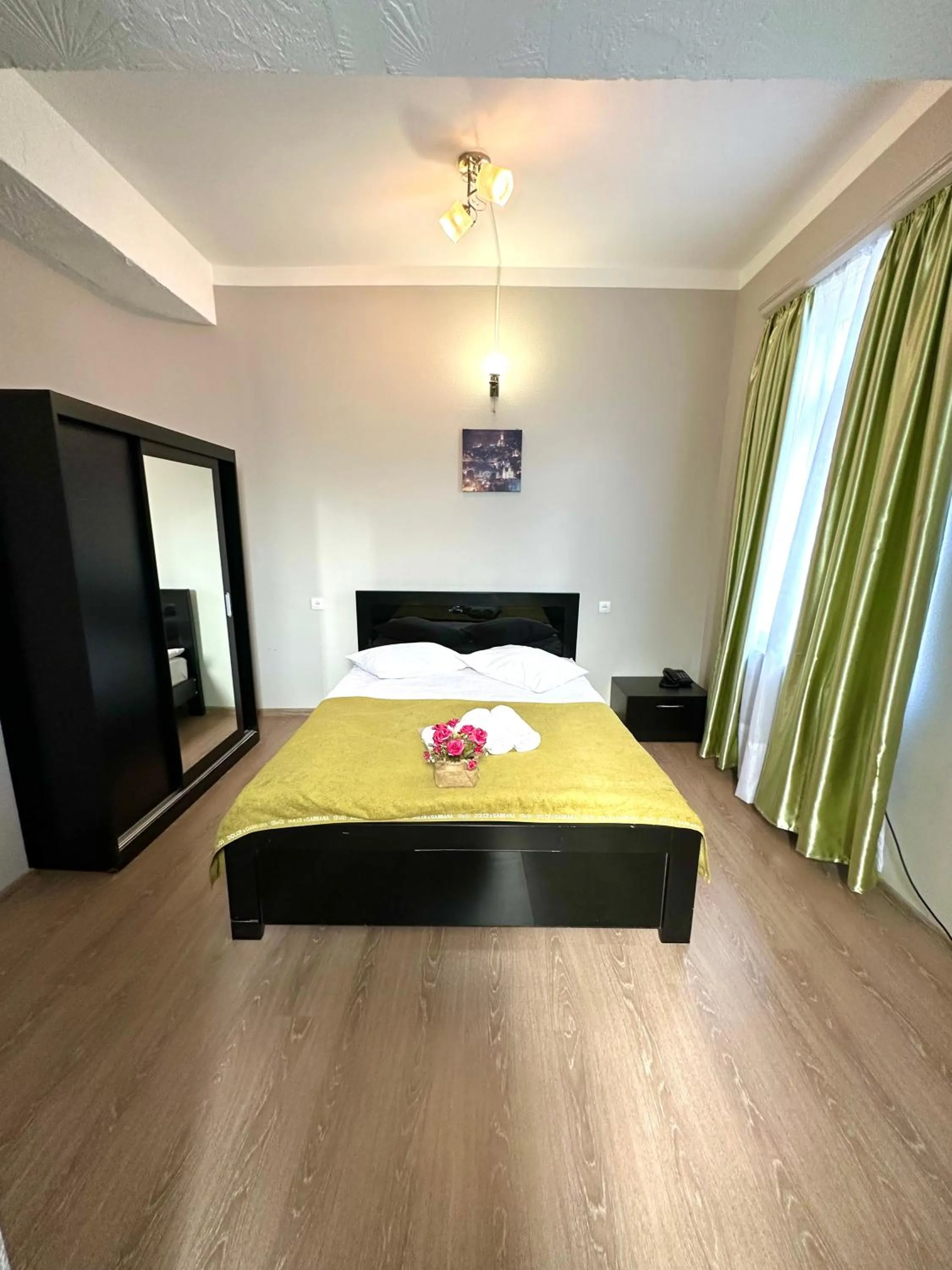 Photo of the whole room, Bed in Qeroli old town