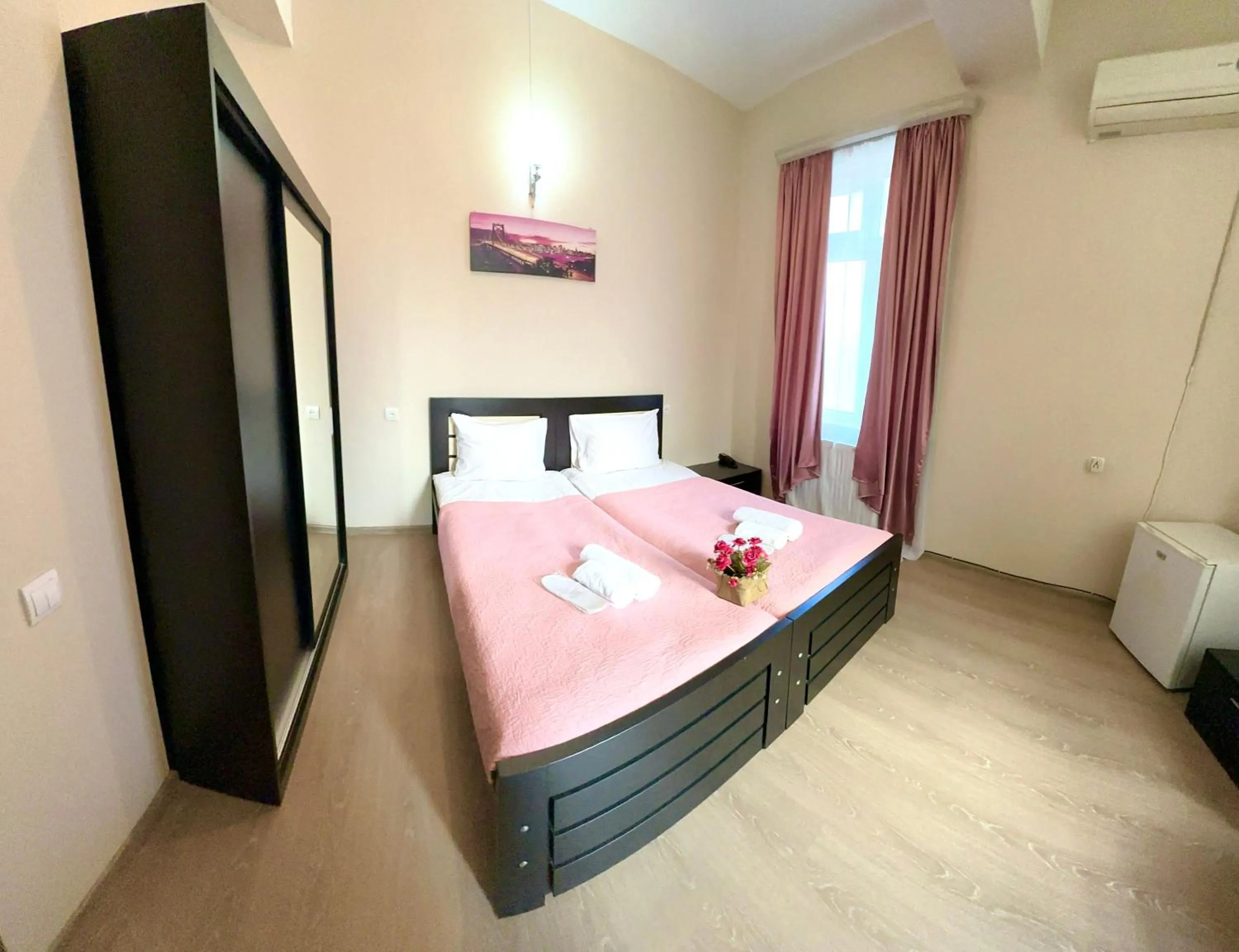 Photo of the whole room, Bed in Qeroli old town