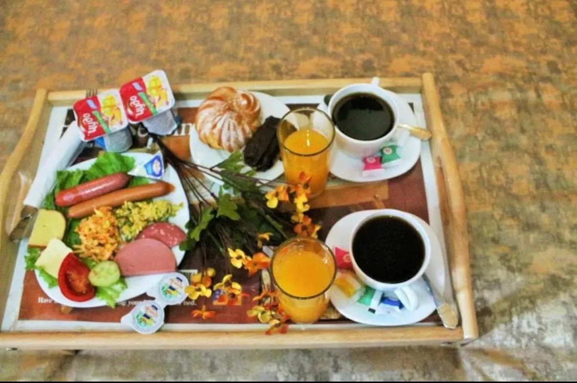 Breakfast in Qeroli old town