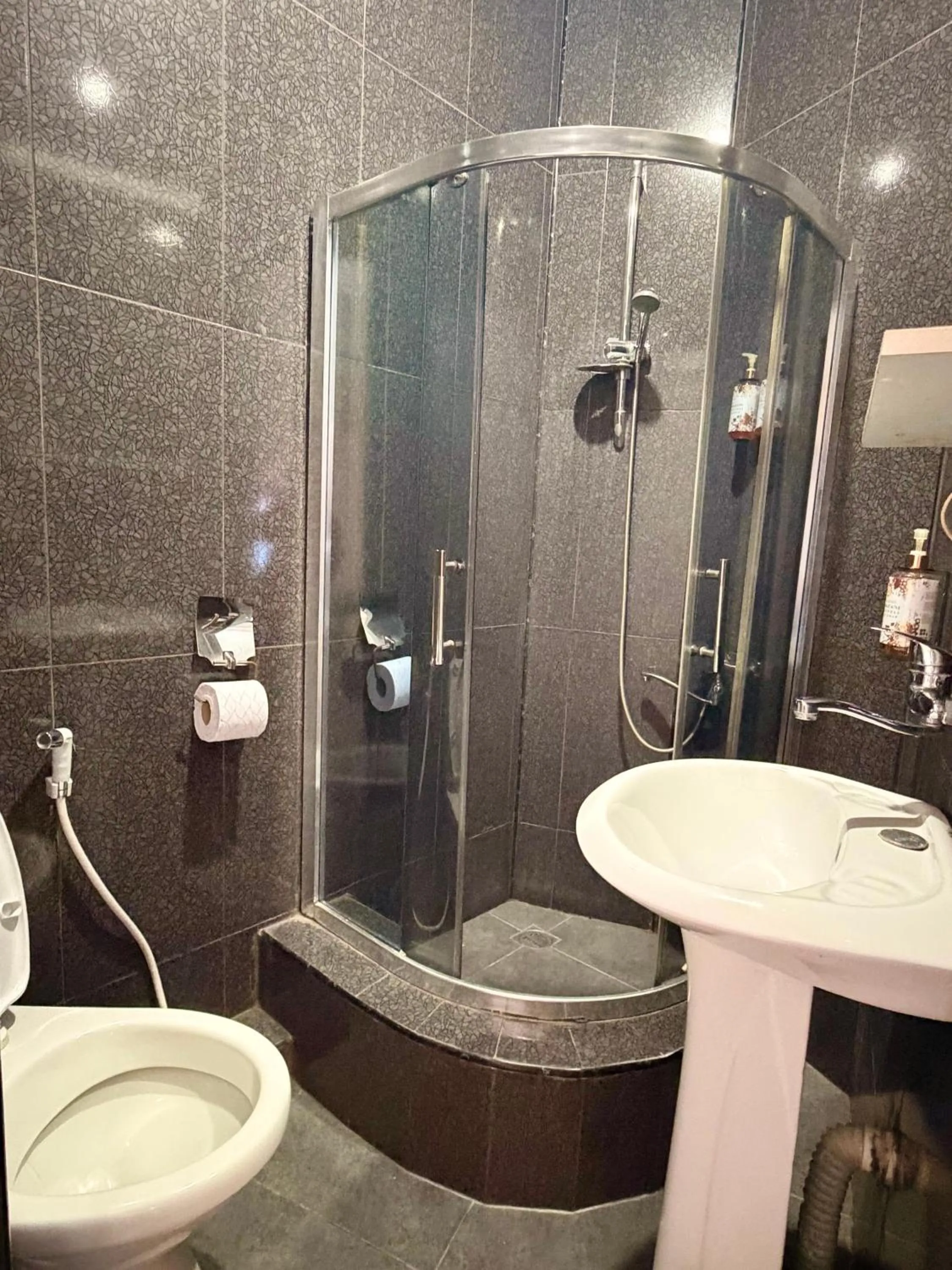 Bathroom in Qeroli old town