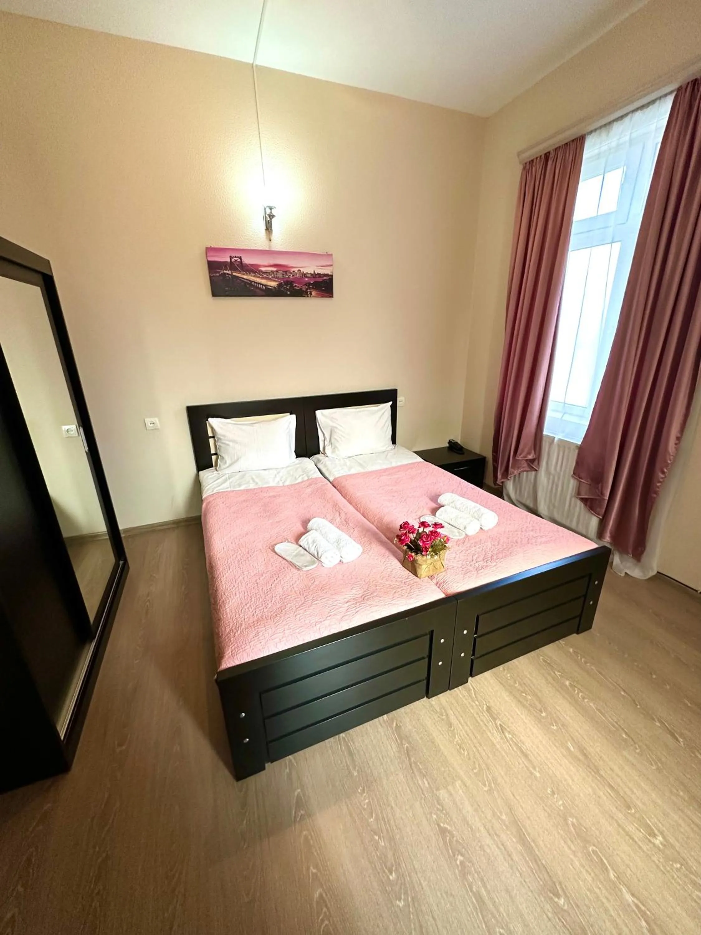 Photo of the whole room, Bed in Qeroli old town