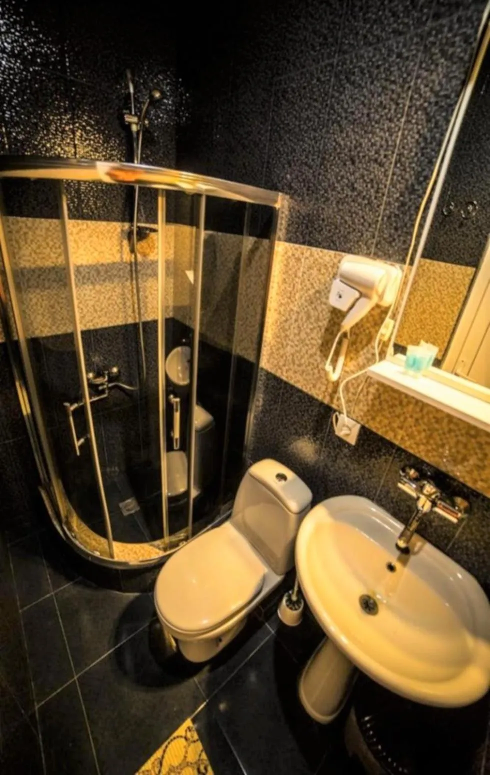 Shower in Qeroli old town