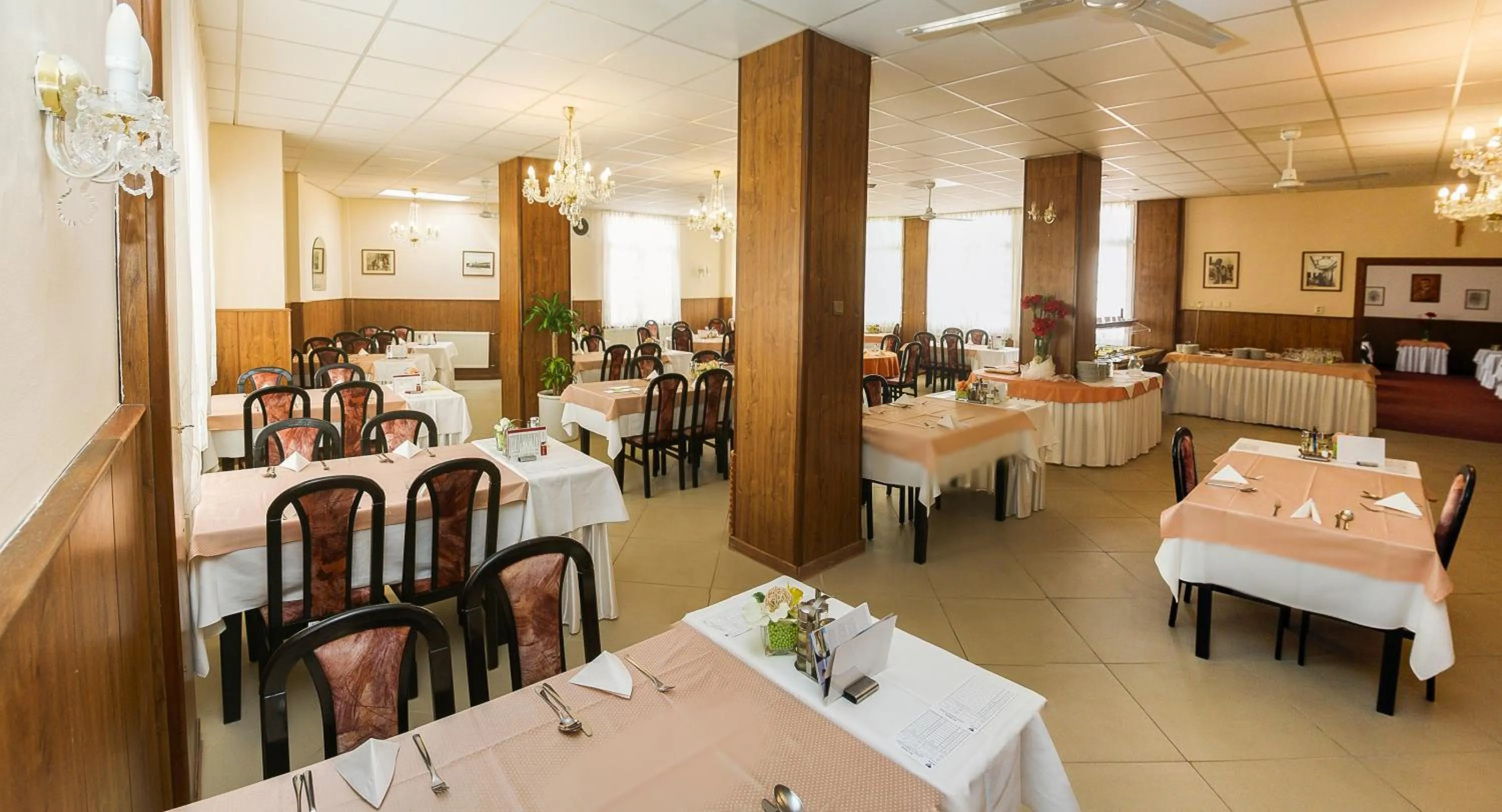 Restaurant/places to eat in Ensana Vila Trajan