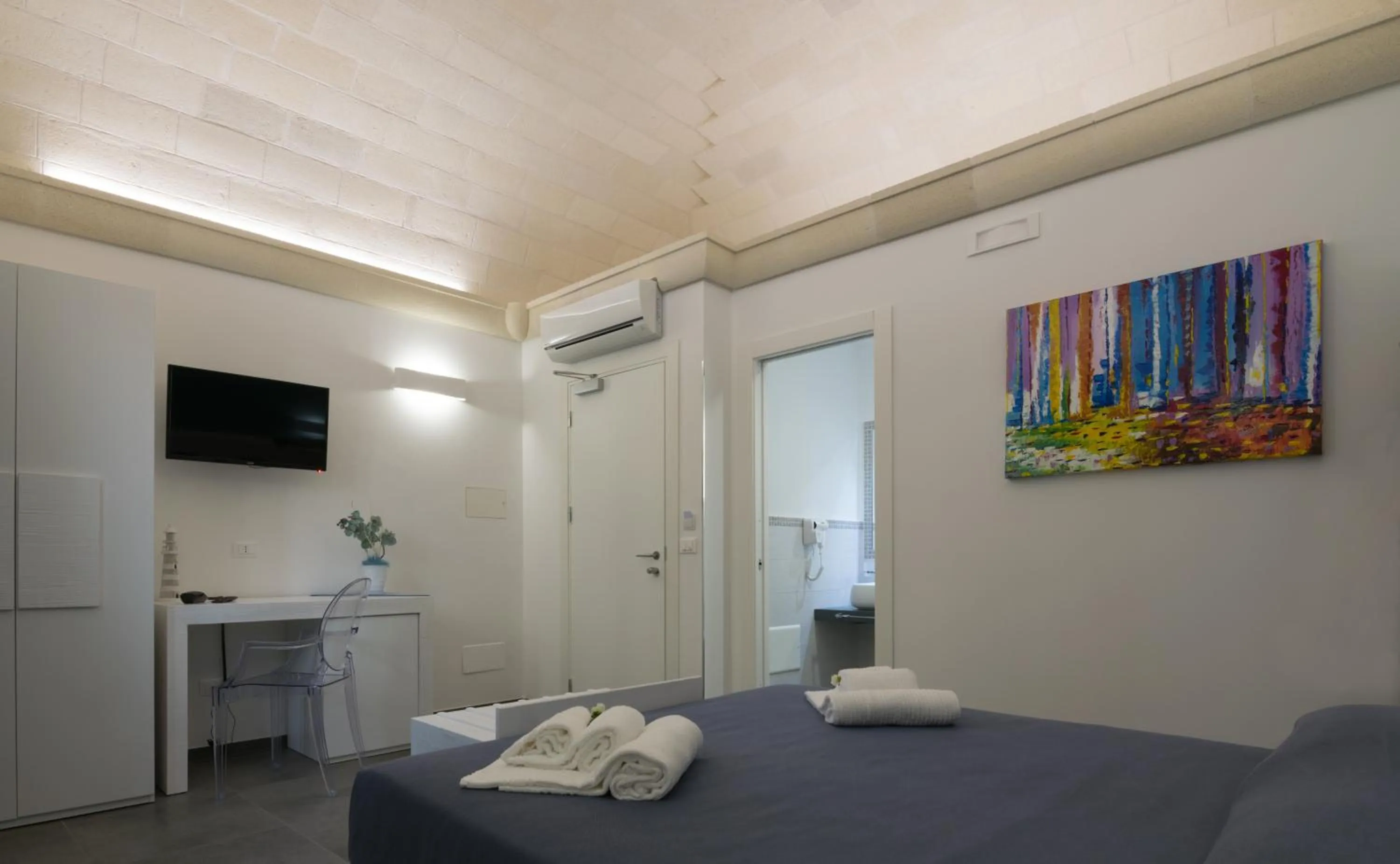 Bathroom, Bed in Pharos