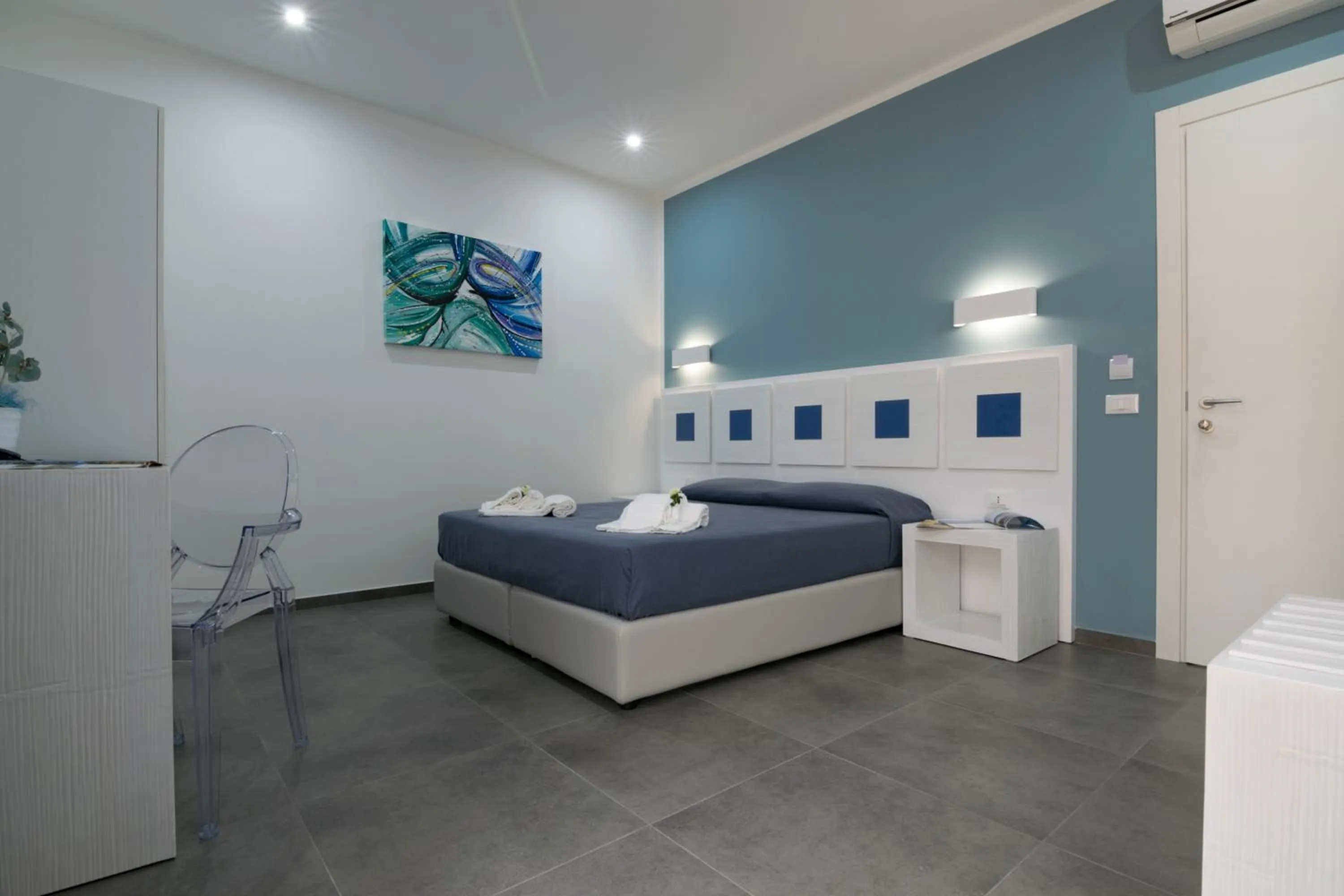 Photo of the whole room, Bed in Pharos