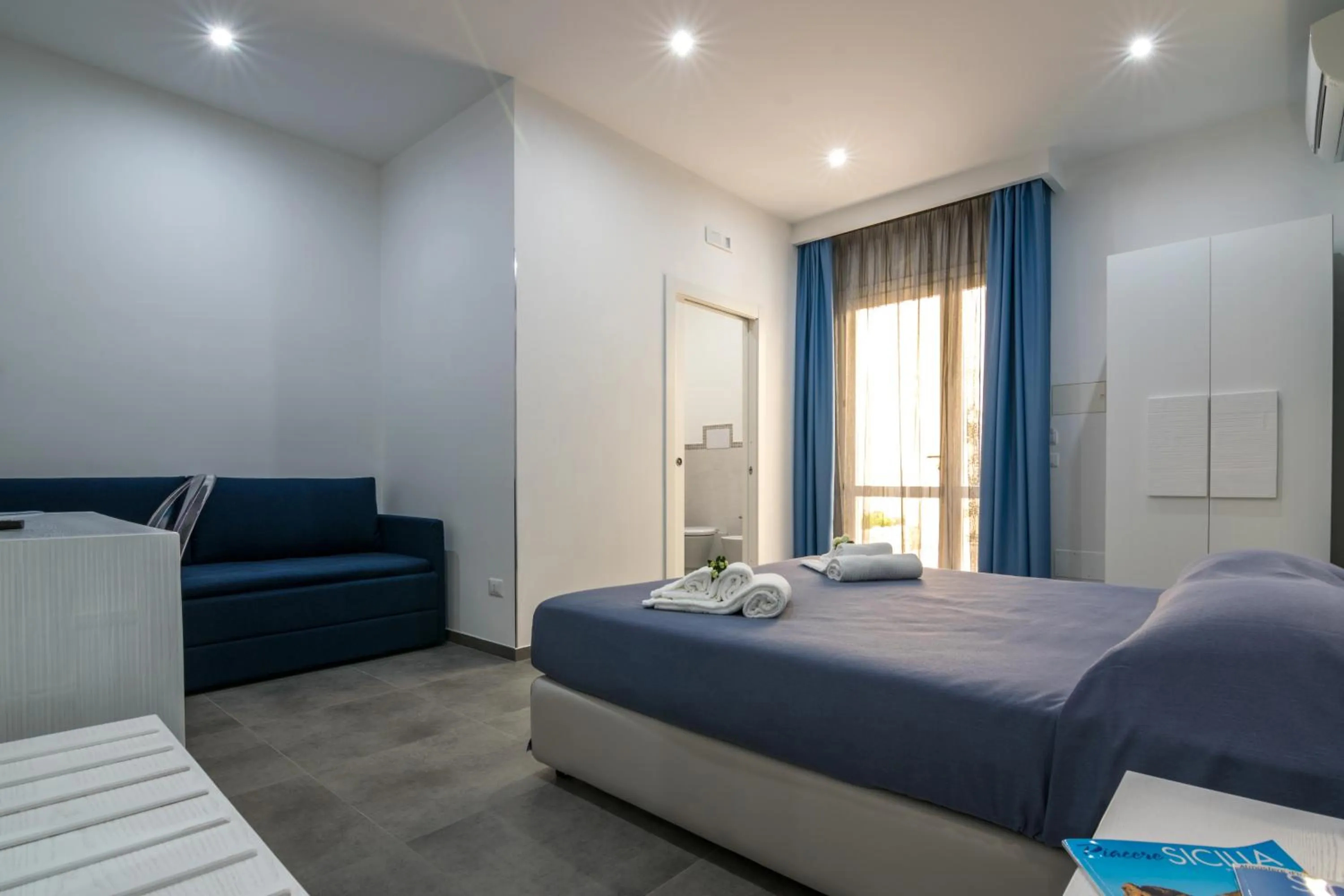 Photo of the whole room, Bed in Pharos