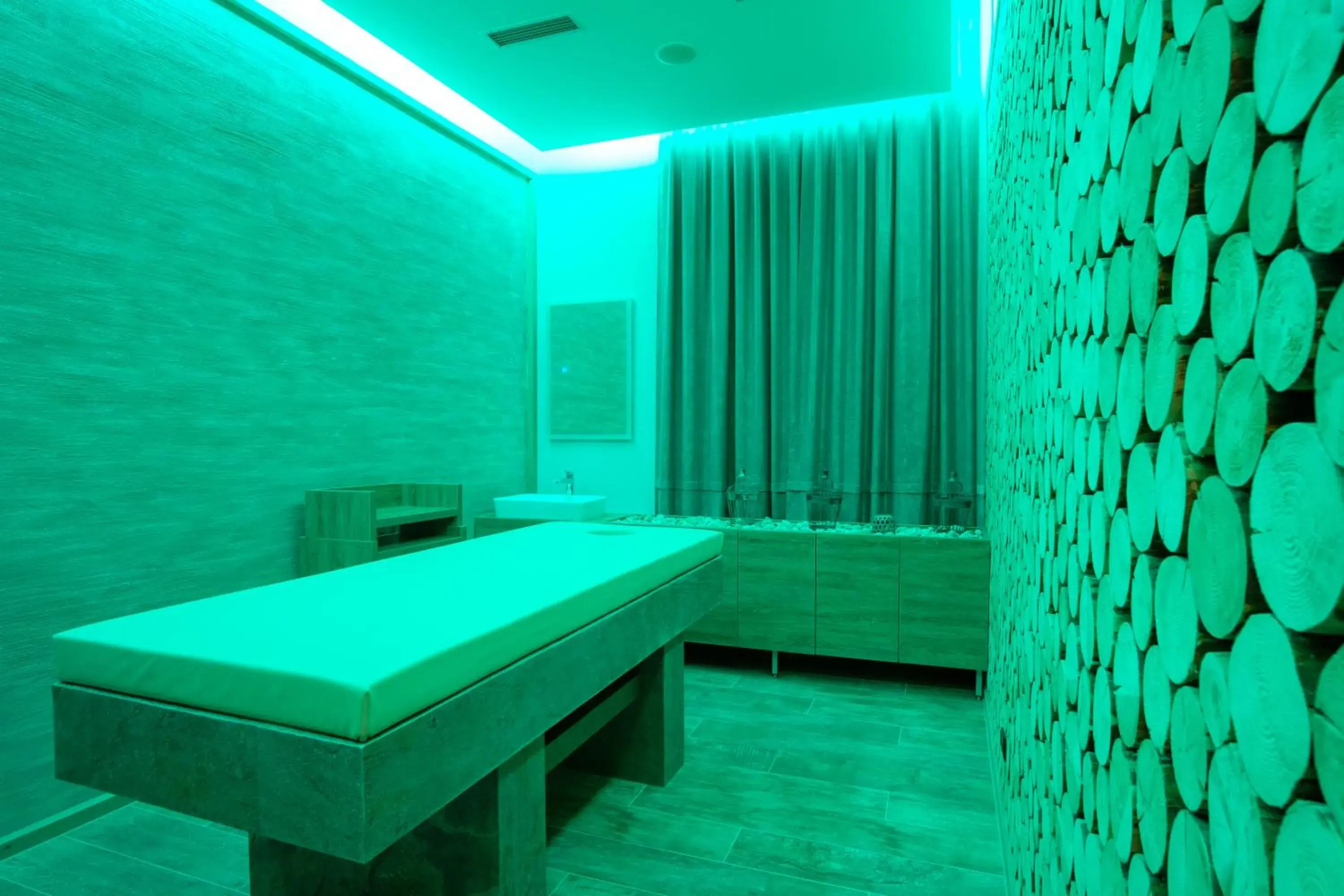 Massage, Bed in Hotel Hills Sarajevo Congress & Thermal Spa Resort Massage, Bed in Hotel Hills Sarajevo Congress & Thermal Spa Resort