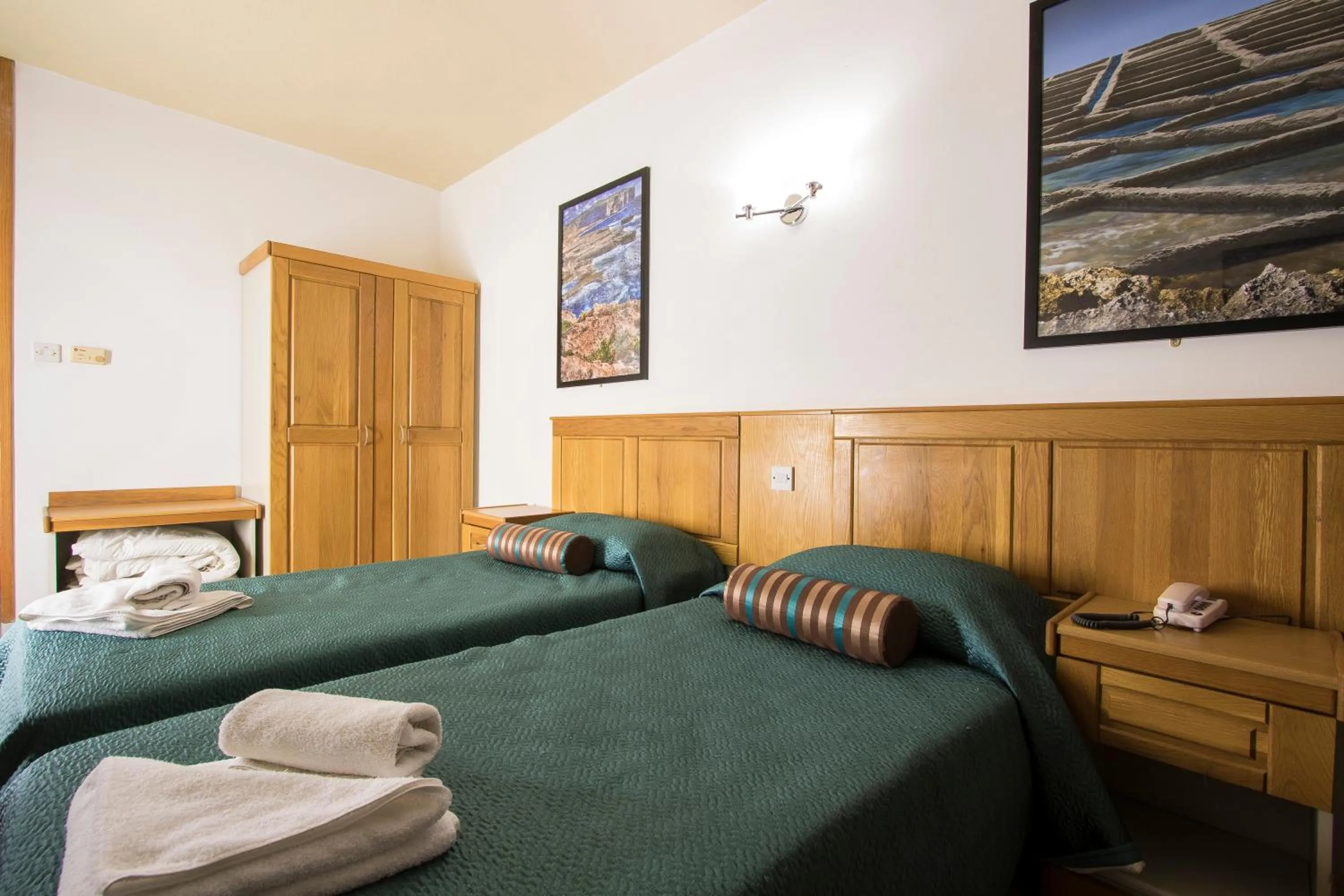 Twin Room in Canifor Hotel