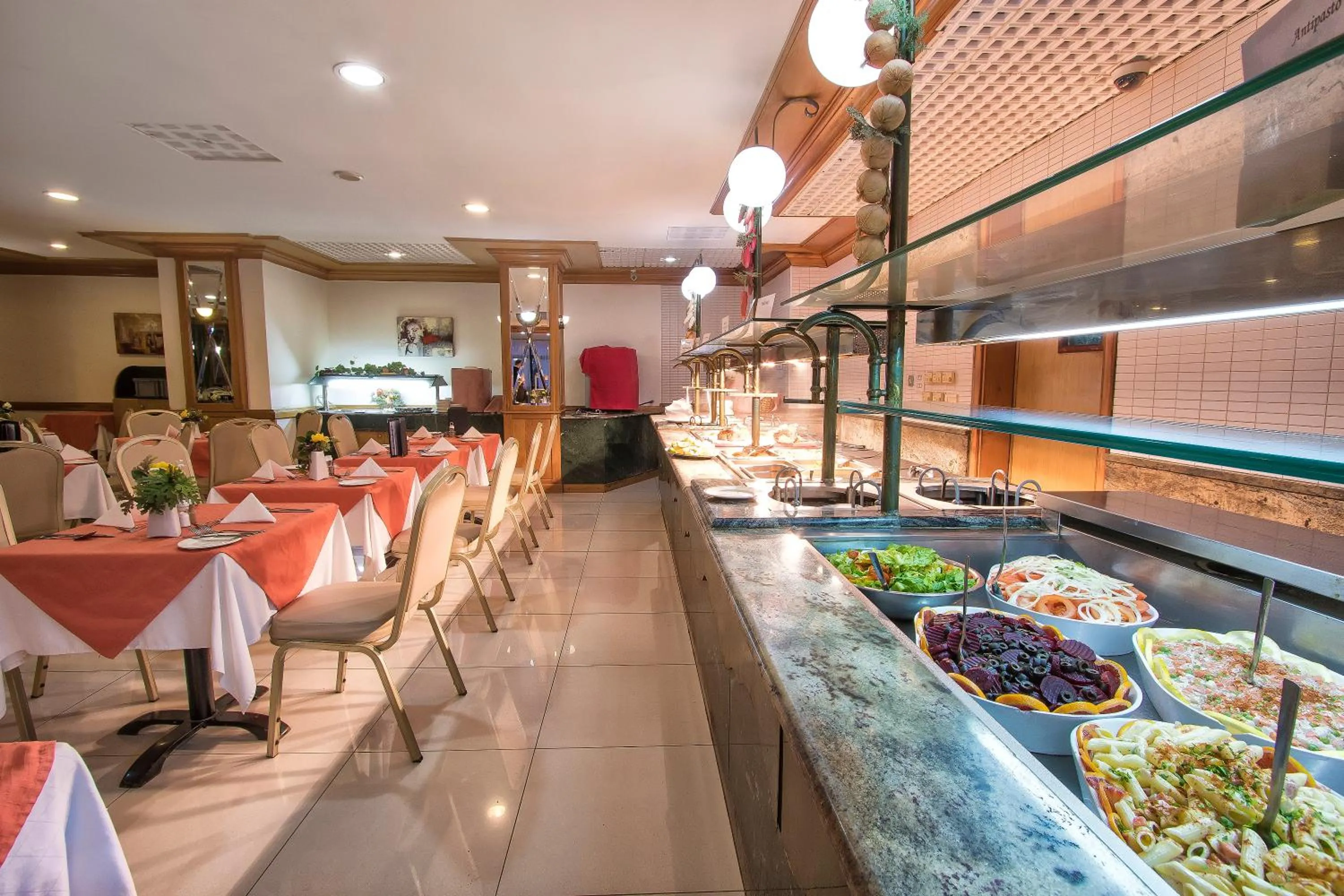 Restaurant/places to eat in Canifor Hotel
