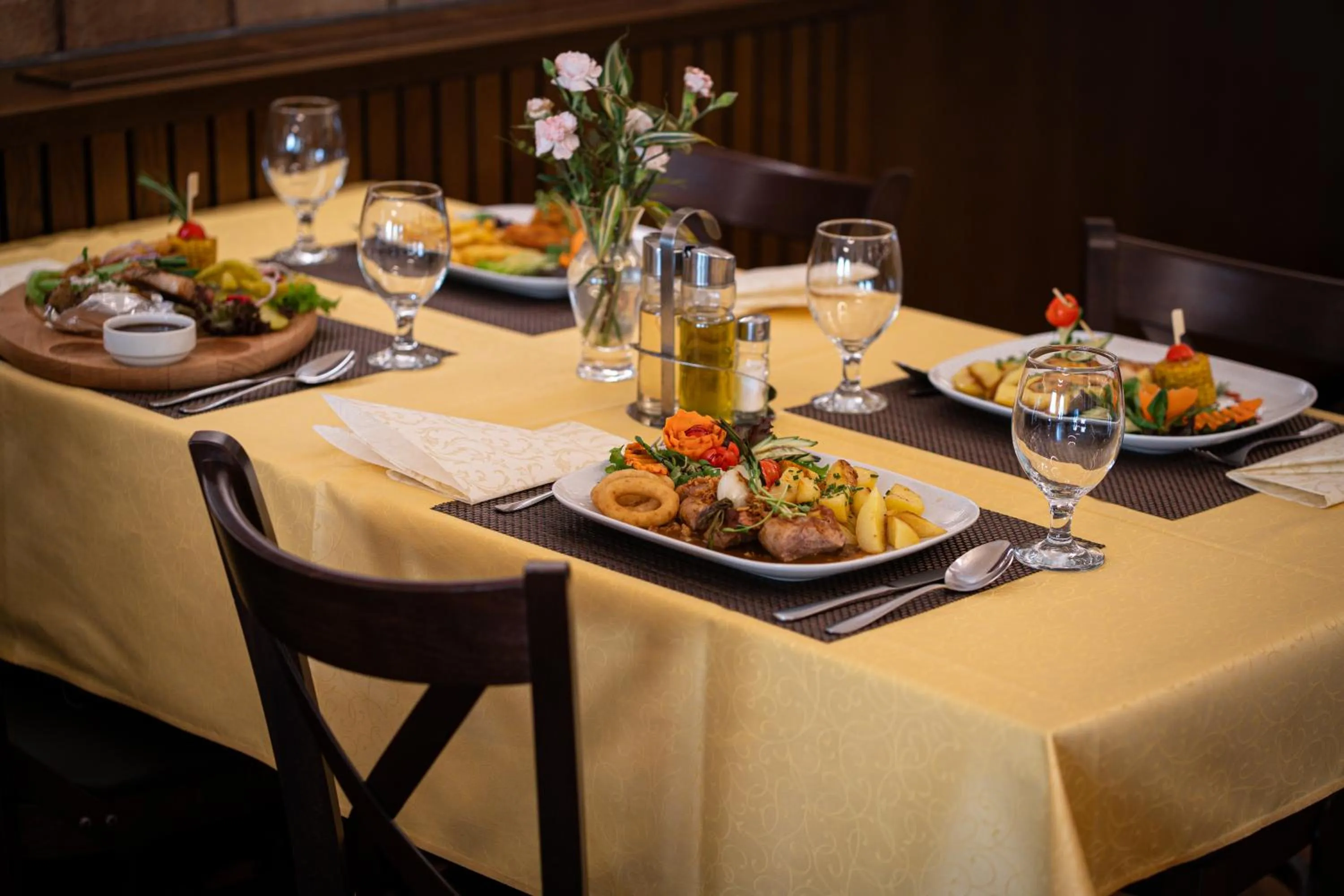 Restaurant/places to eat in Hotel Arkada