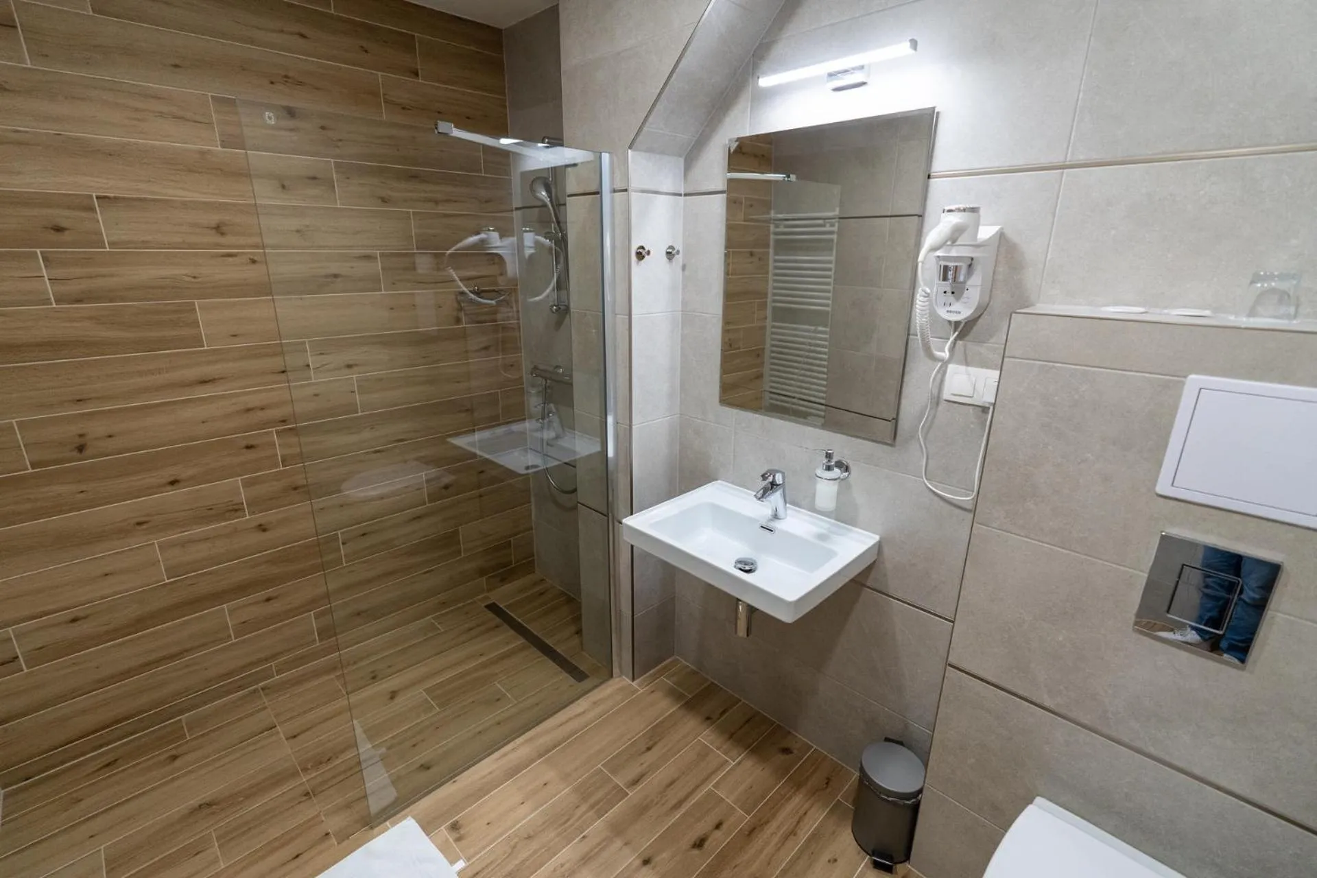 Shower in Hotel Arkada