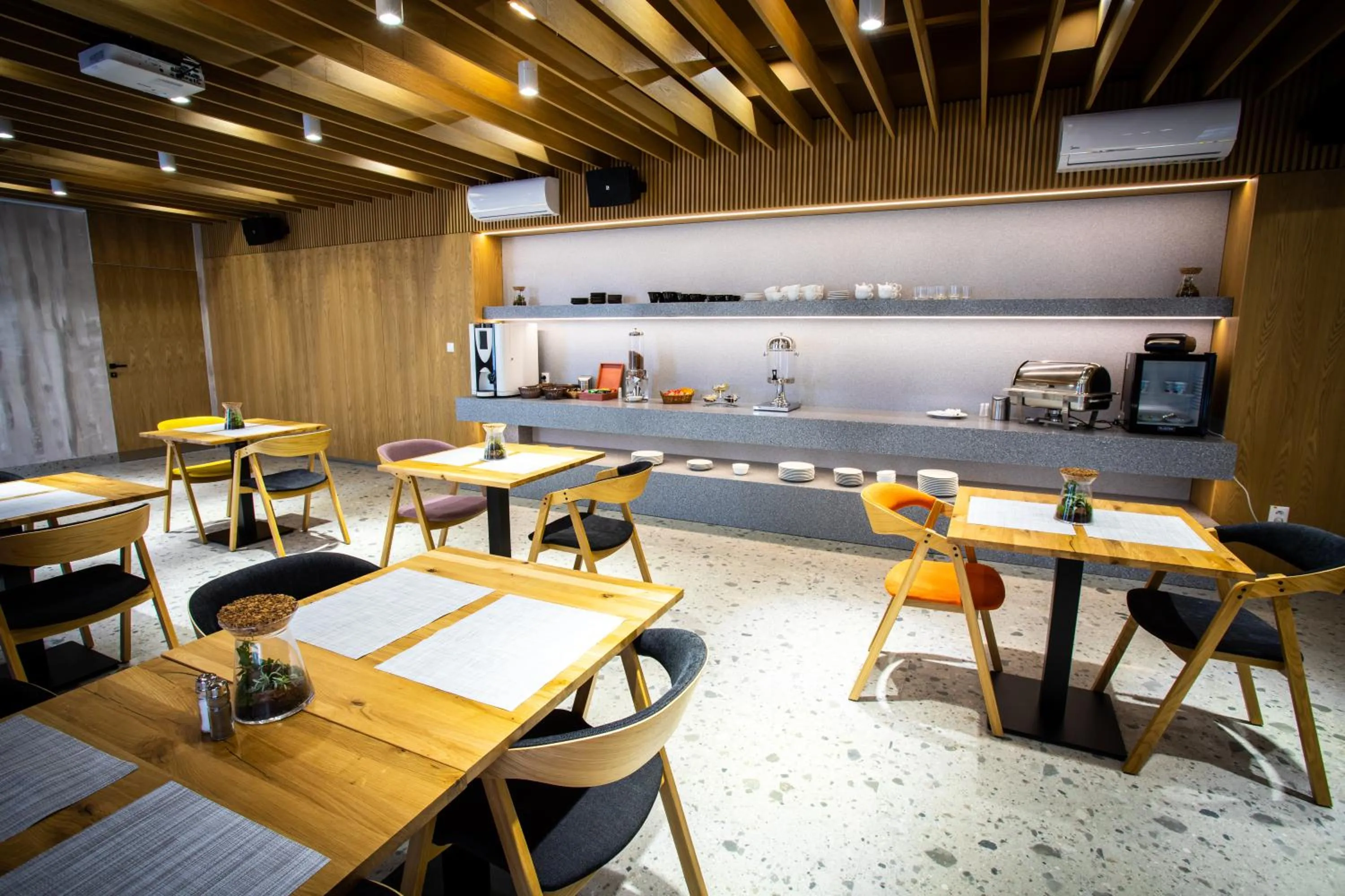 Restaurant/places to eat in Hotel Novy Kastiel - Self check-in