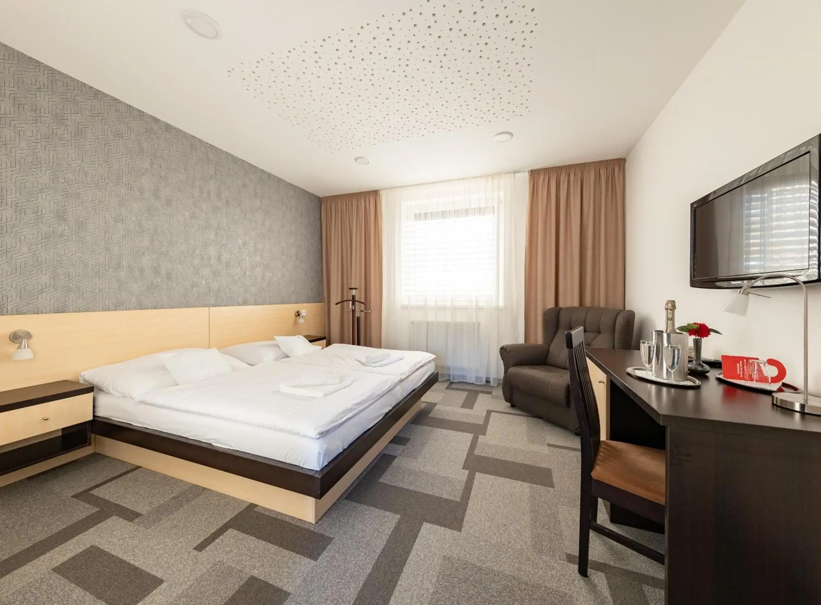 Double or Twin Room in BNC Hotel - Restaurant - Bowling Double or Twin Room in BNC Hotel - Restaurant - Bowling