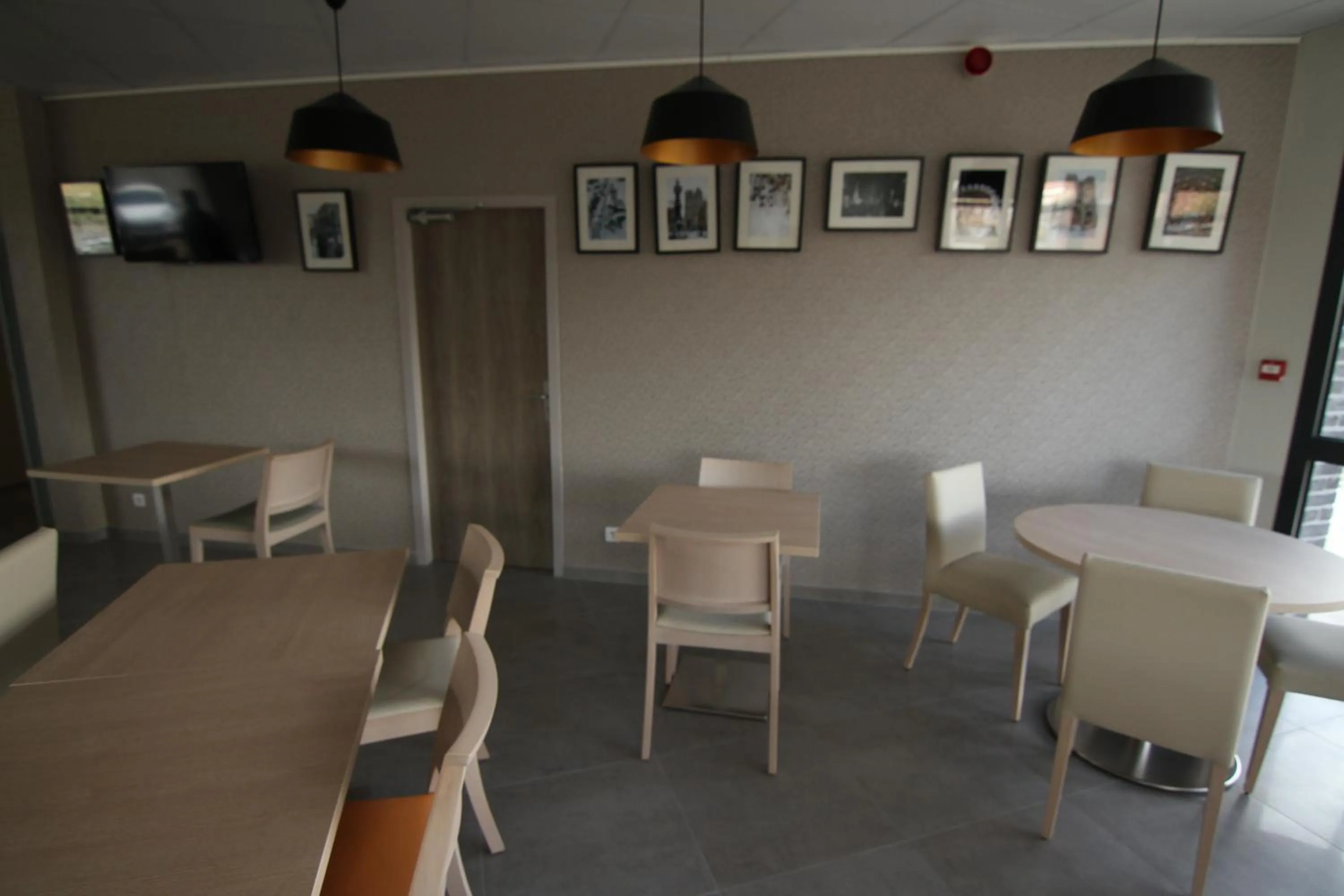 Lounge or bar in Logis Hôtel - La Chambre d'Amiens