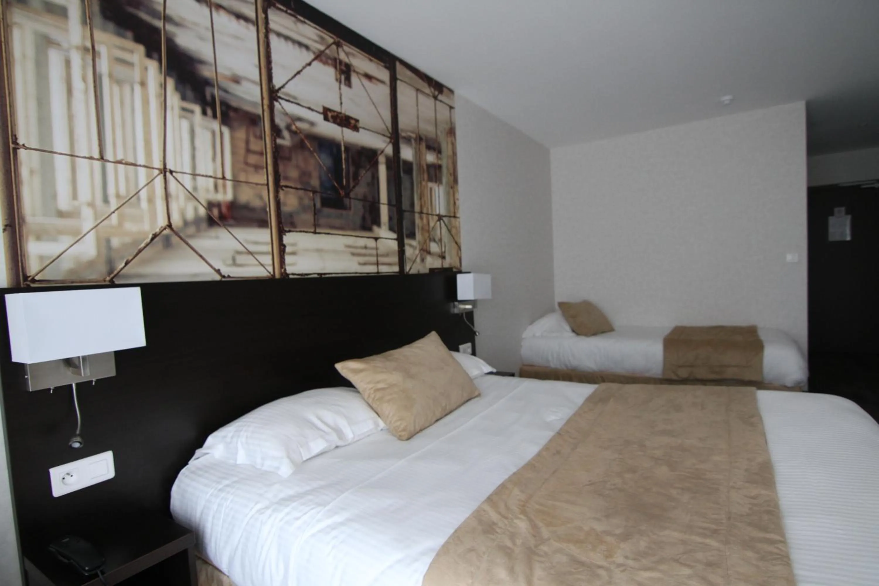Photo of the whole room, Bed in Logis Hôtel - La Chambre d'Amiens