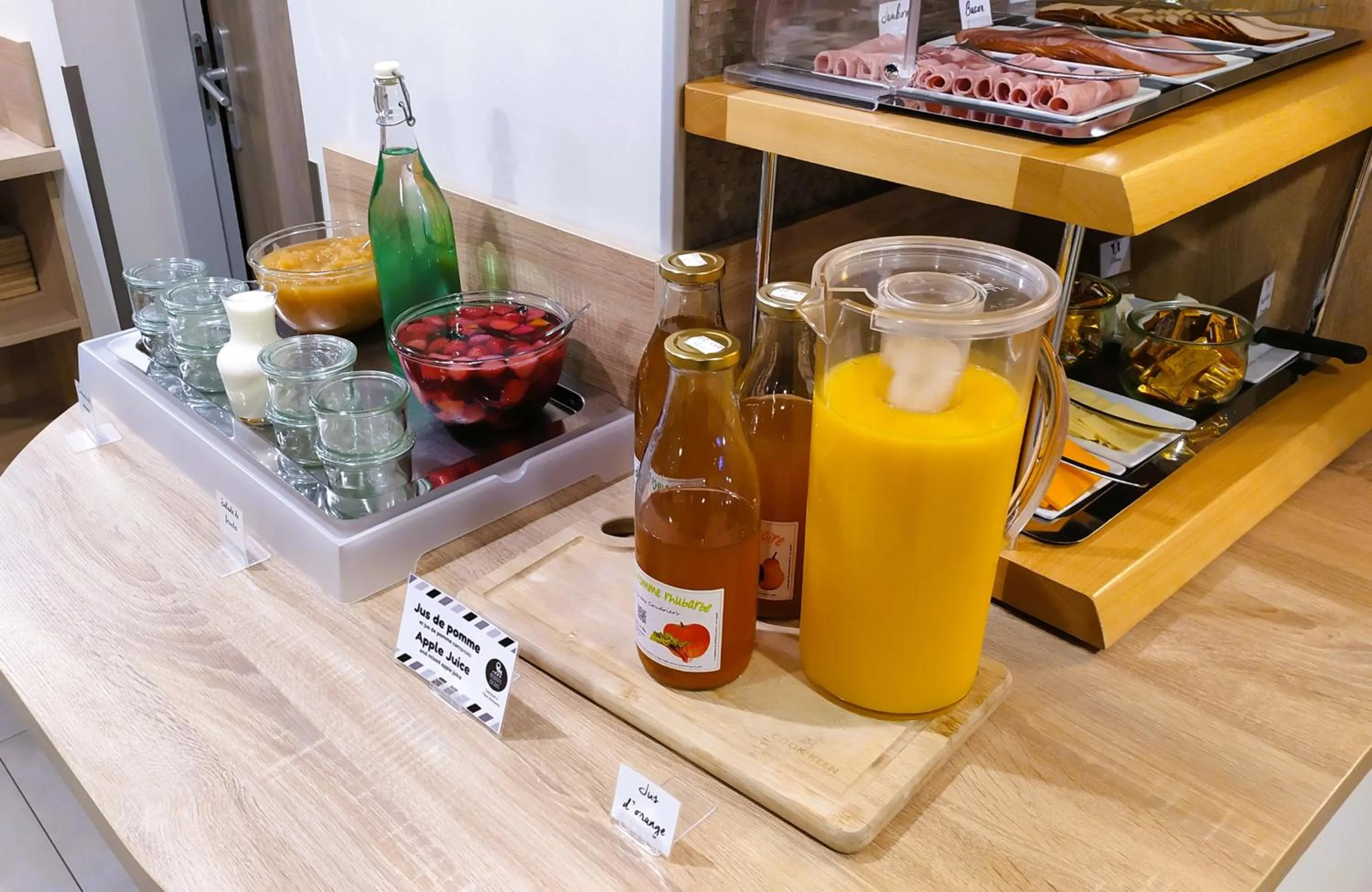 Breakfast in Logis Hôtel - La Chambre d'Amiens