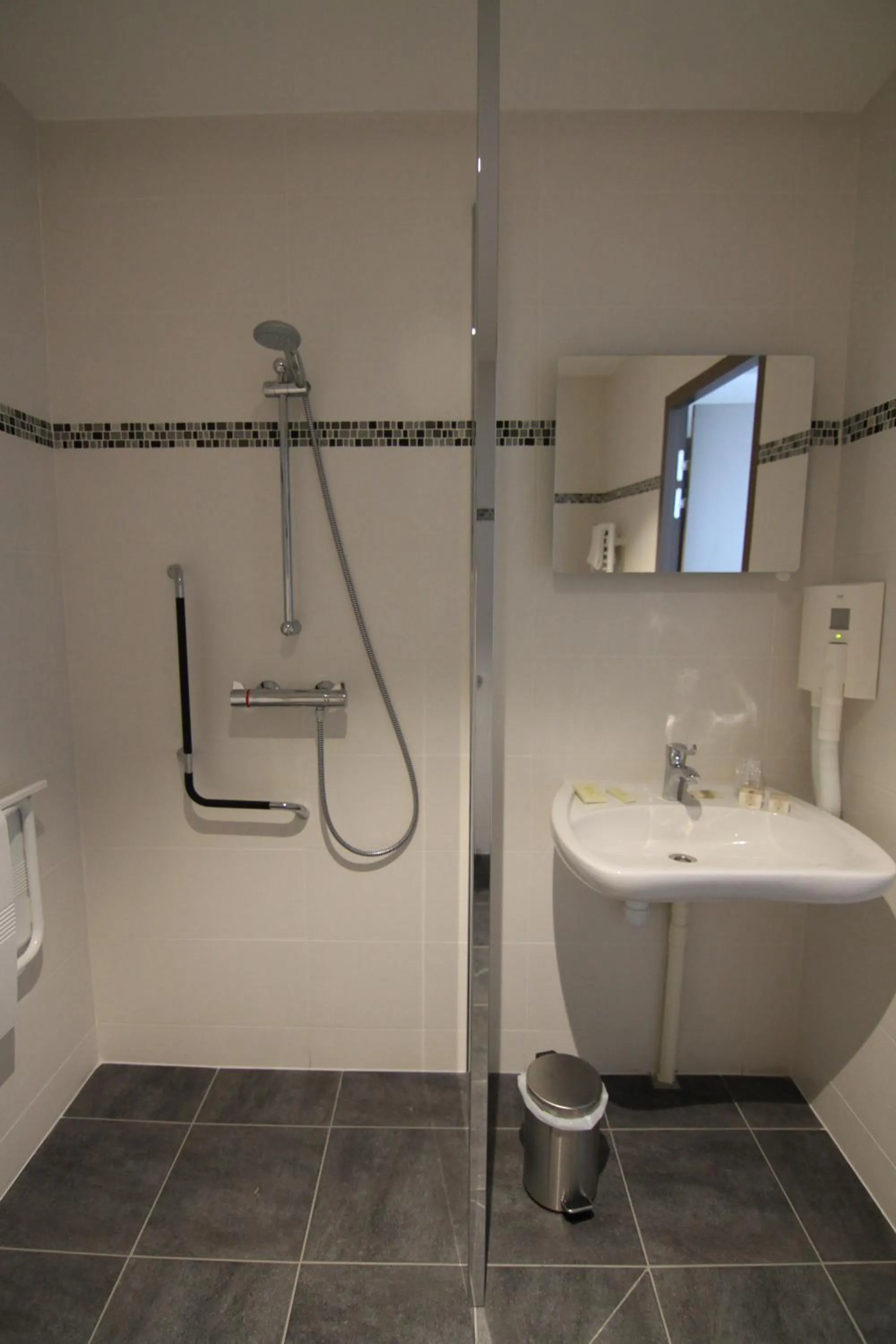 Bathroom in Logis Hôtel - La Chambre d'Amiens