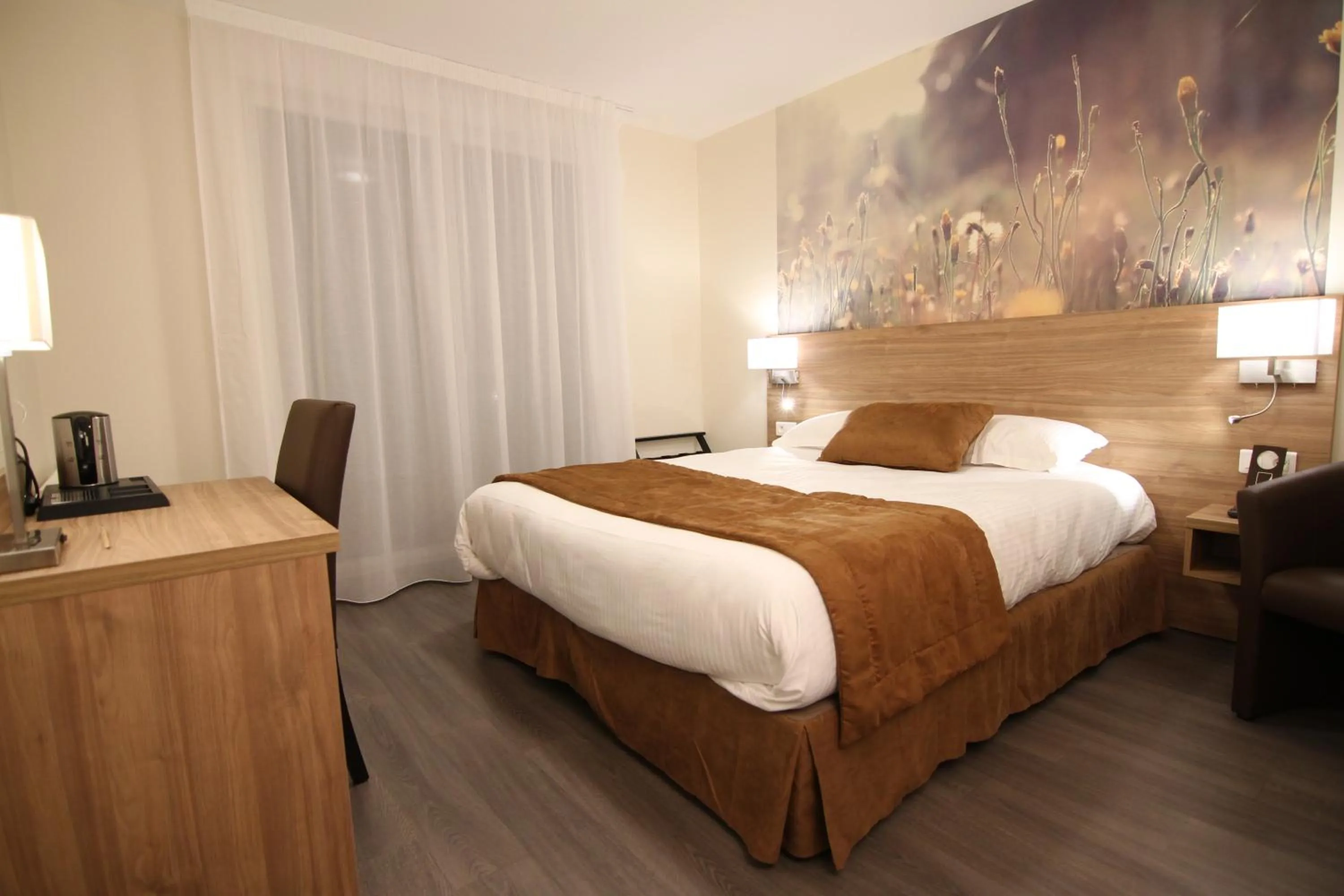 Bedroom, Bed in Logis Hôtel - La Chambre d'Amiens