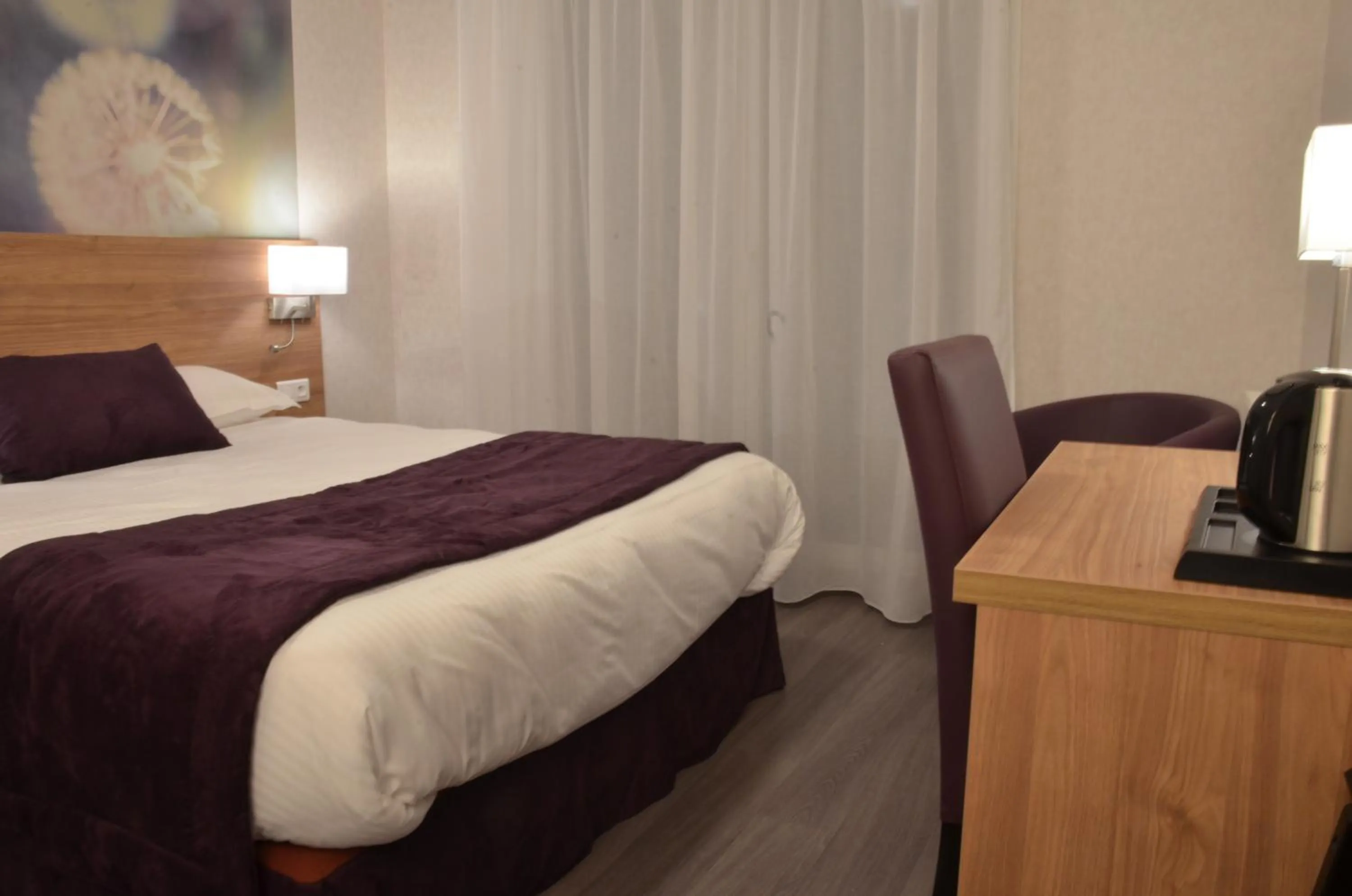 Bedroom, Bed in Logis Hôtel - La Chambre d'Amiens