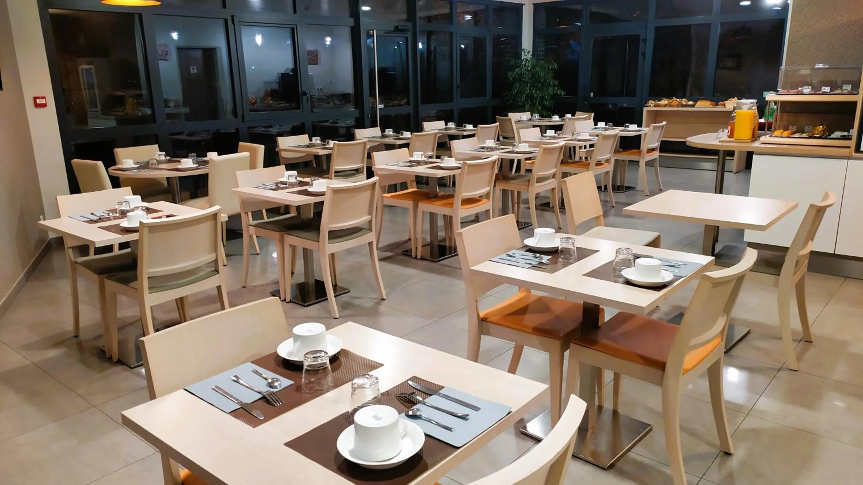 Breakfast in Logis Hôtel - La Chambre d'Amiens