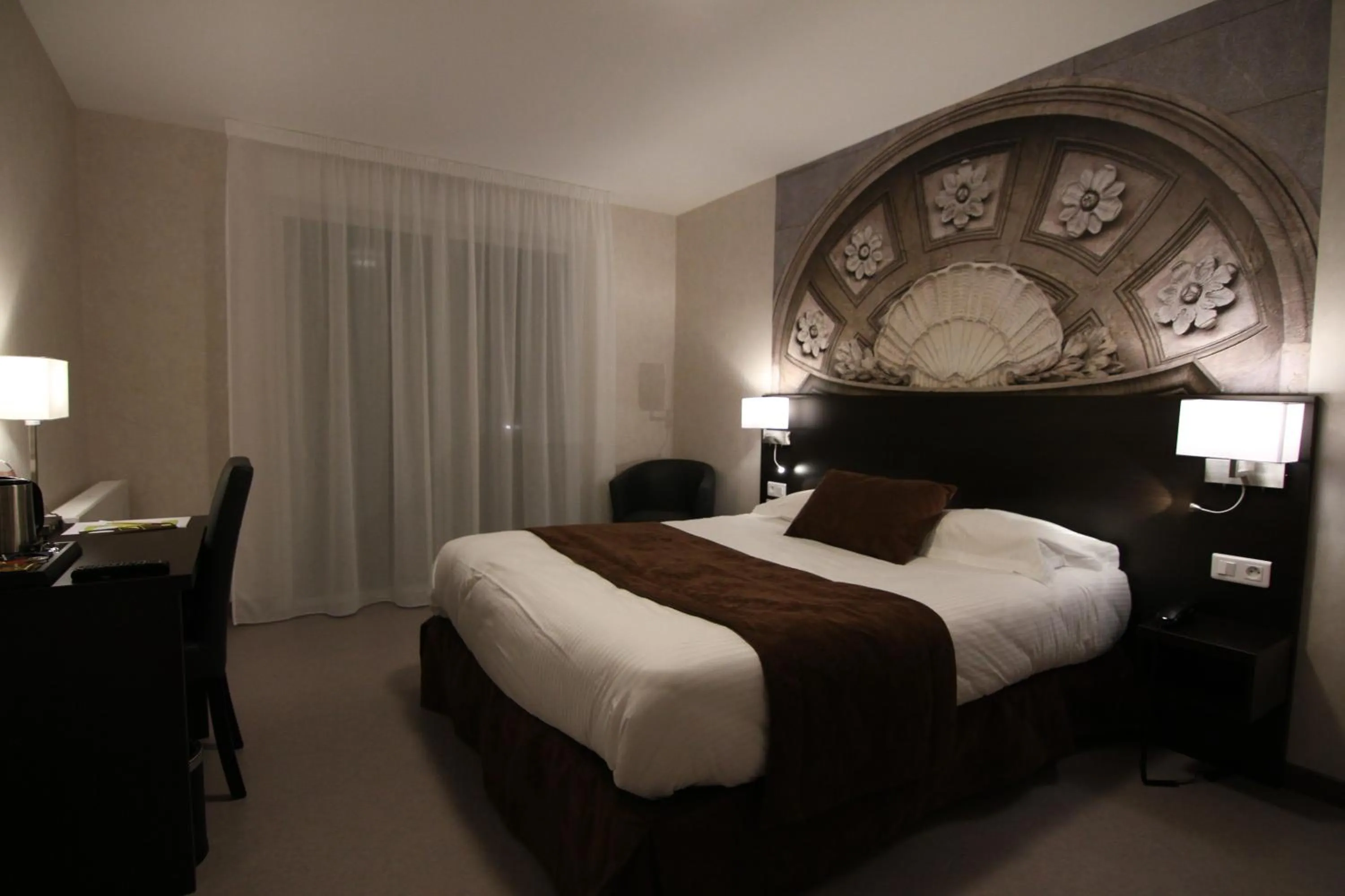 Photo of the whole room, Bed in Logis Hôtel - La Chambre d'Amiens